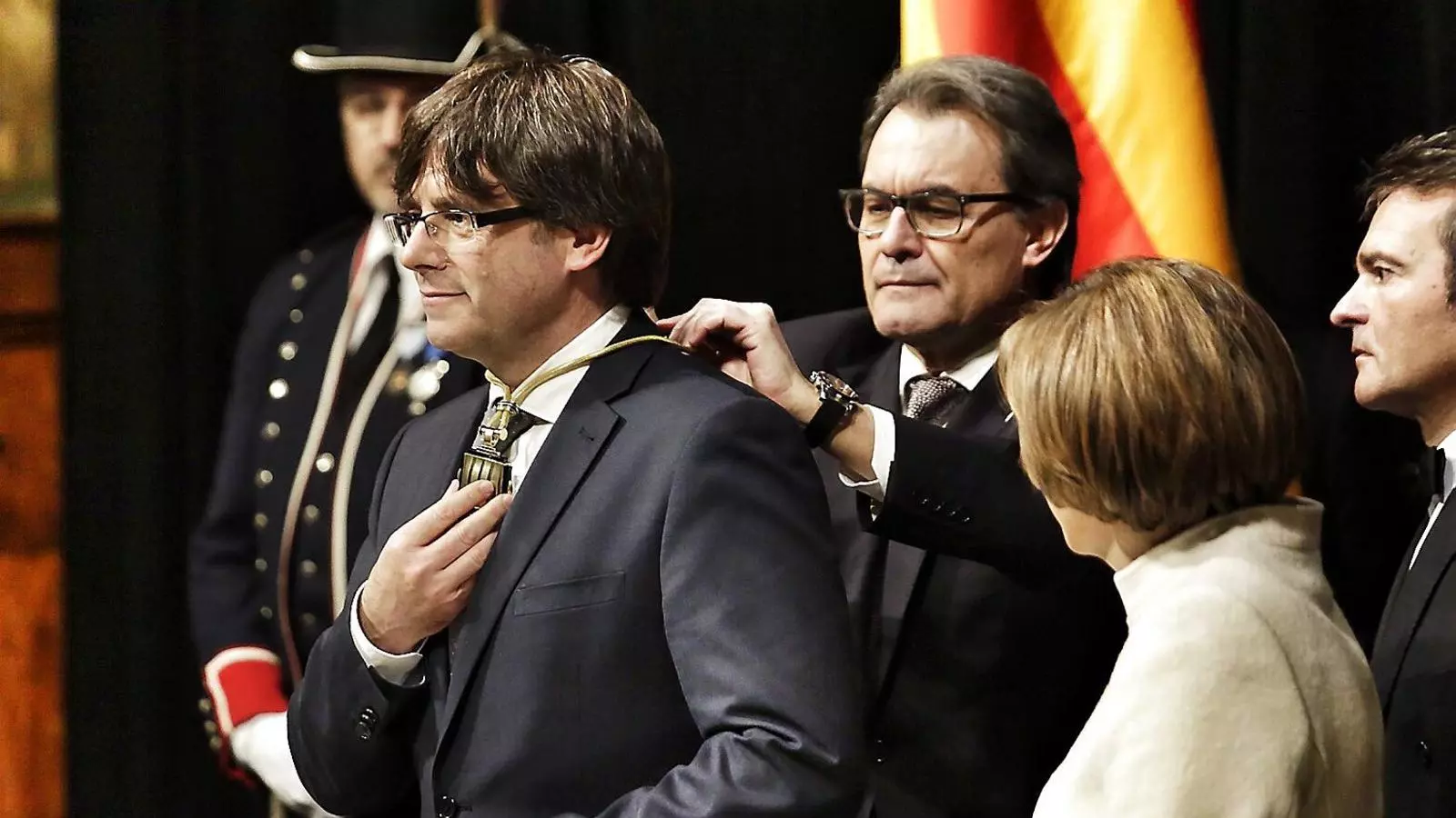 Artur Mas col·locant el medalló de president a Carles Puigdemont, ahir a Palau.