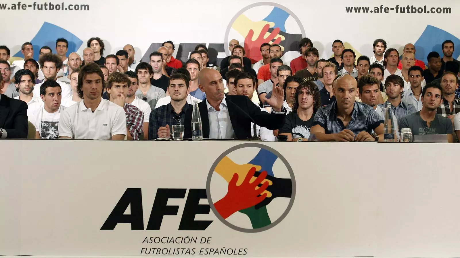 Luis Rubiales, al centre, acompanyat per futbolistes com Iker Casillas, Xabi Alonso i Carles Puyol.