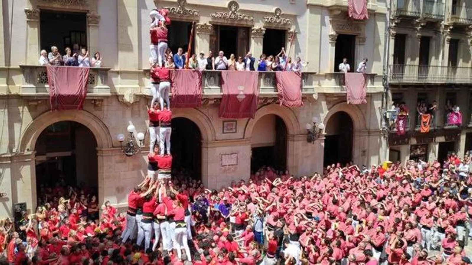 2 de 8 amb folre de la Joves de Valls, Sant Joan 2019