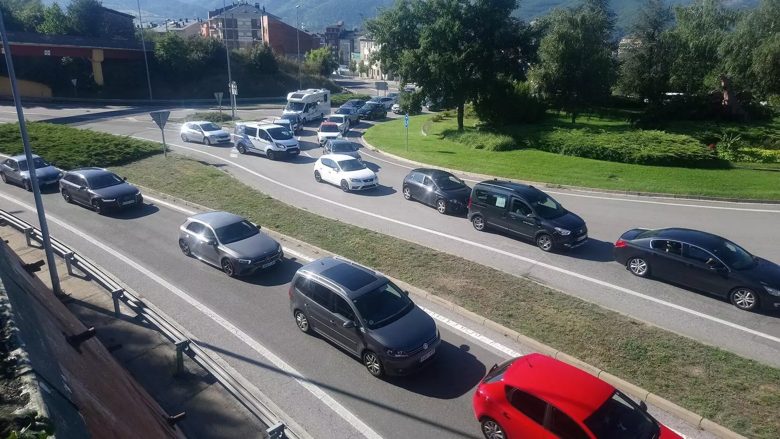 Les retencions a la rotonda de la Seu. / RÀDIOSEU
