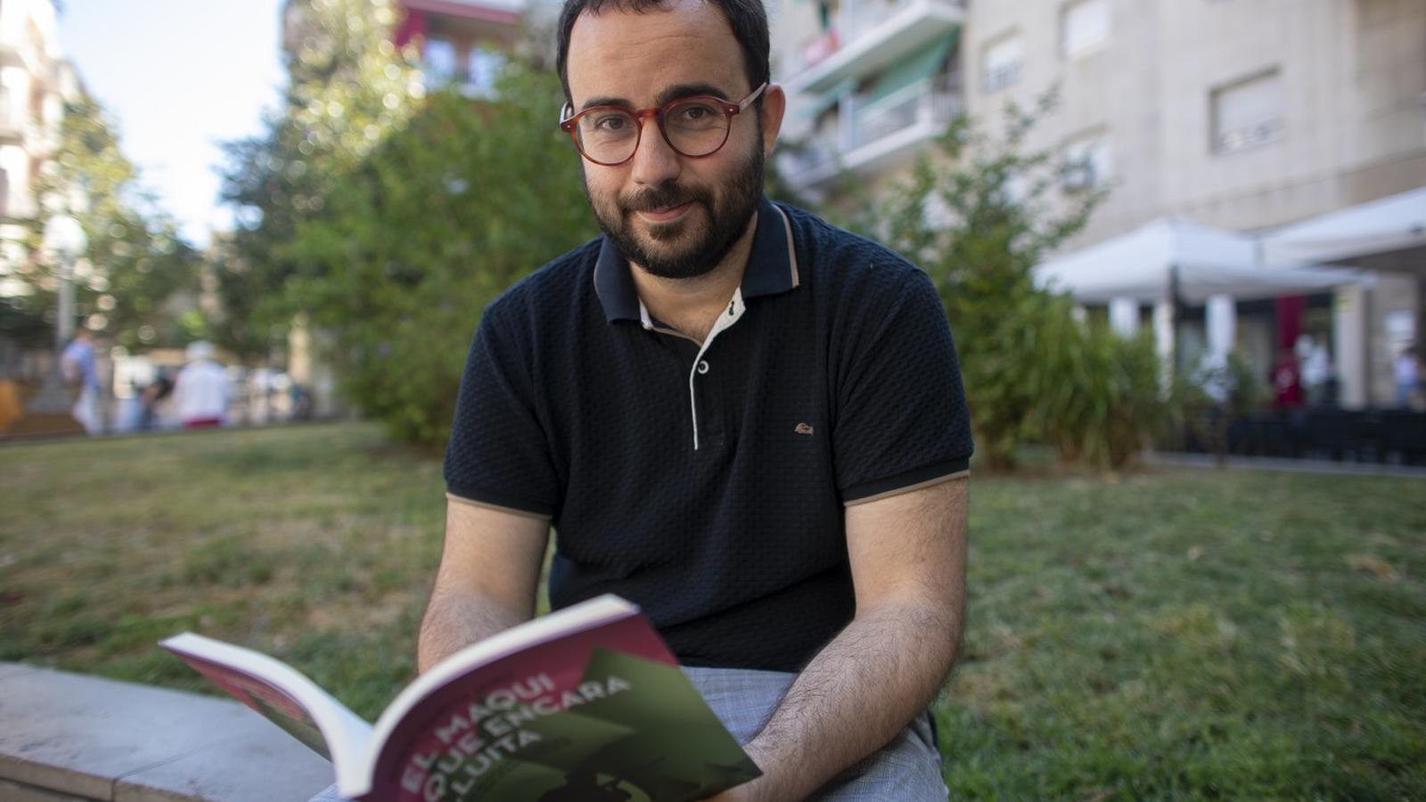 Enrc Garcia Jardí con su libro.