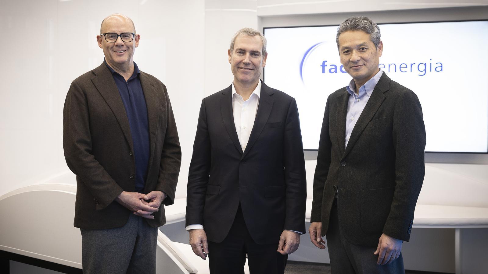 Robert Groves, CEO del Grupo SmartestEnergy, Emili Rousaud, CEO de Factor Energía S.A y Takafumi Shigemura, director general del departamento de servicios internacionales de energía e infraestructuras de Marubeni Corporation.