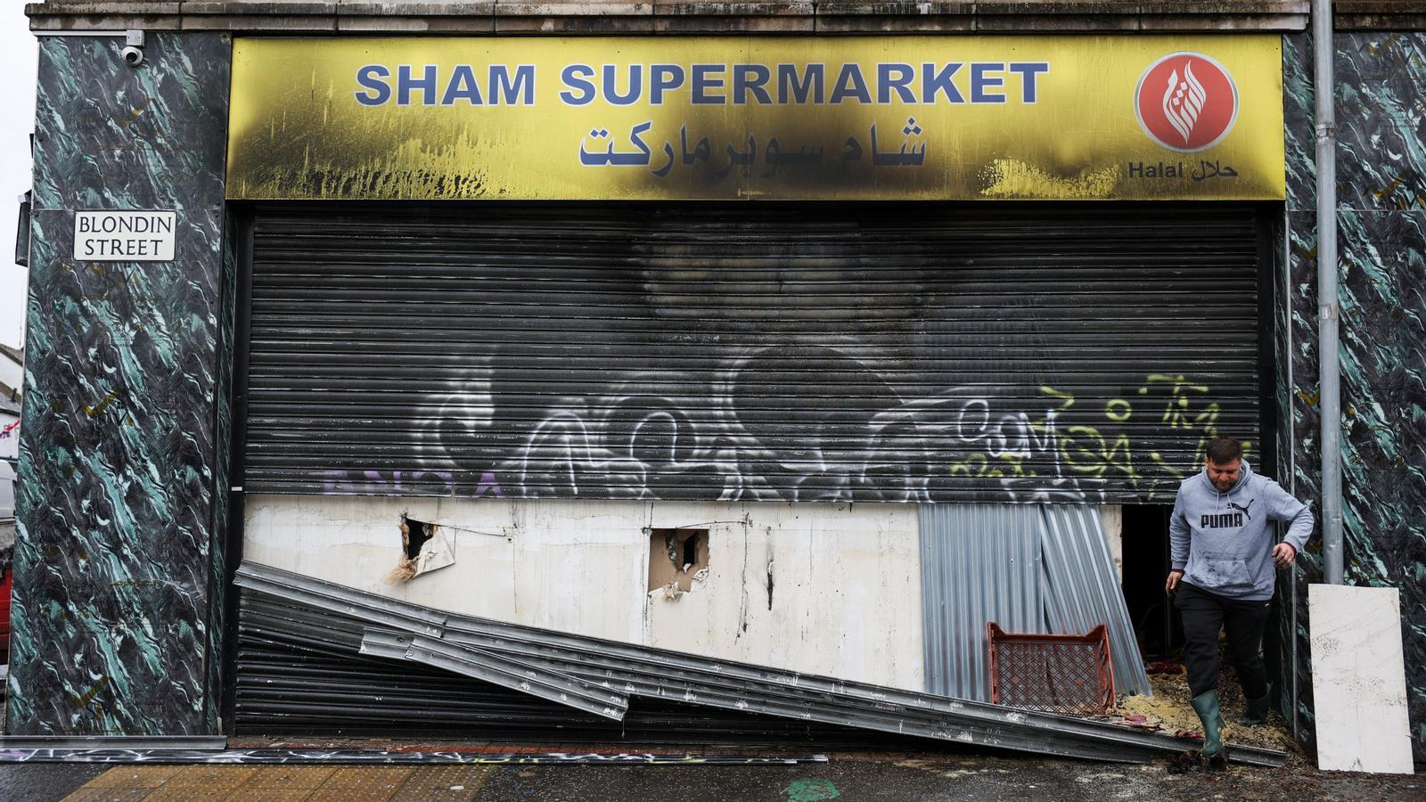 Image of one of the Asian food stores that suffered the effects of the mob, on Wednesday night.