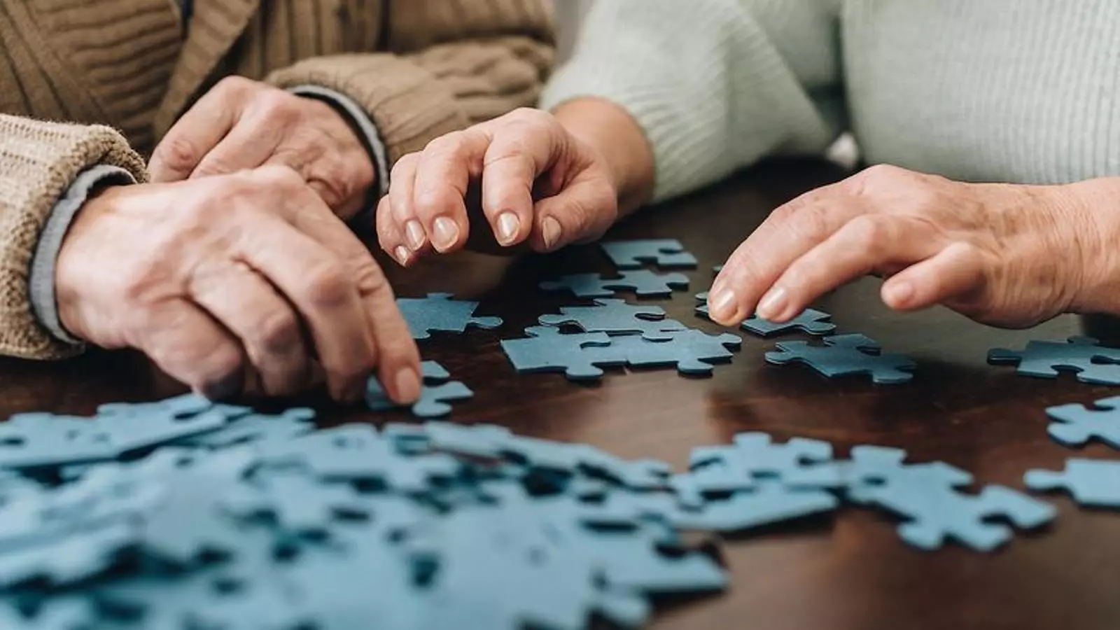 L'Alzheimer és la causa més freqüent de demència i causa problemes de memòria, pensament i comportament.