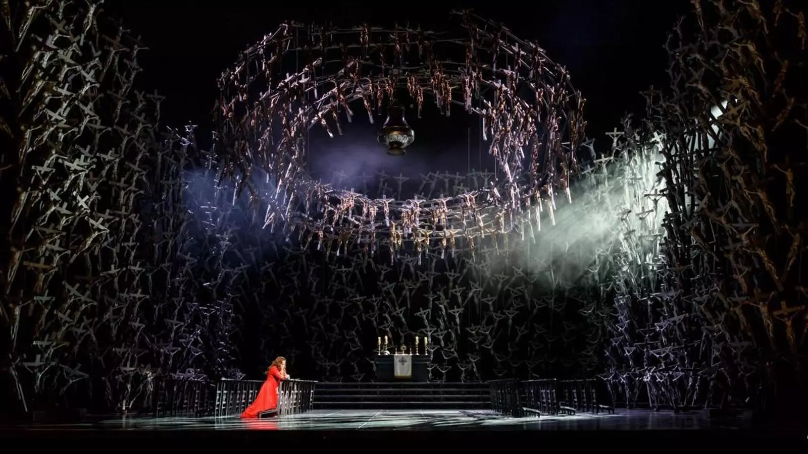 Una escena espectacular de la 'Norma' d'Àlex Ollé a Londres