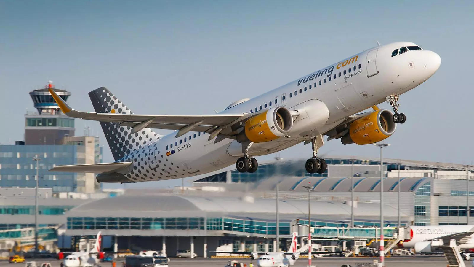 Un avió de Vueling enlairant-se a l’aeroport de Praga, a la República Txeca.