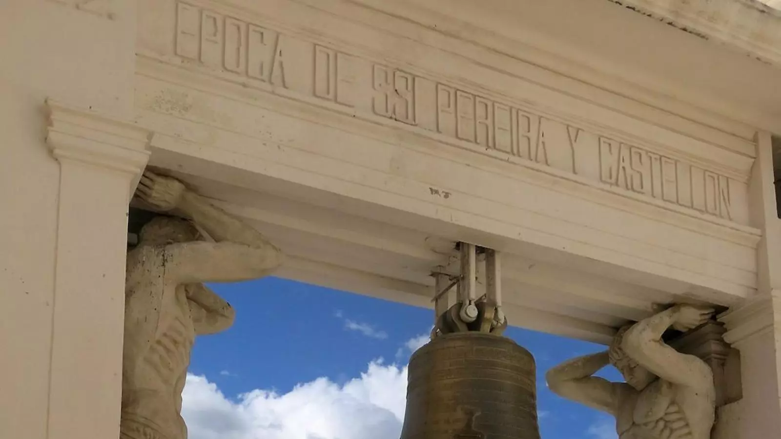 Un campaner toca una de les campanes de la catedral de León, una ciutat no gaire turística i amb molta vida popular als seus carrers. El campanar, des d’on es veu la cadena de volcans que vertebra Nicaragua, es converteix en centre de la ciutat durant la festa de La Gritería, dedicada a la Concepció, el 8 de desembre.