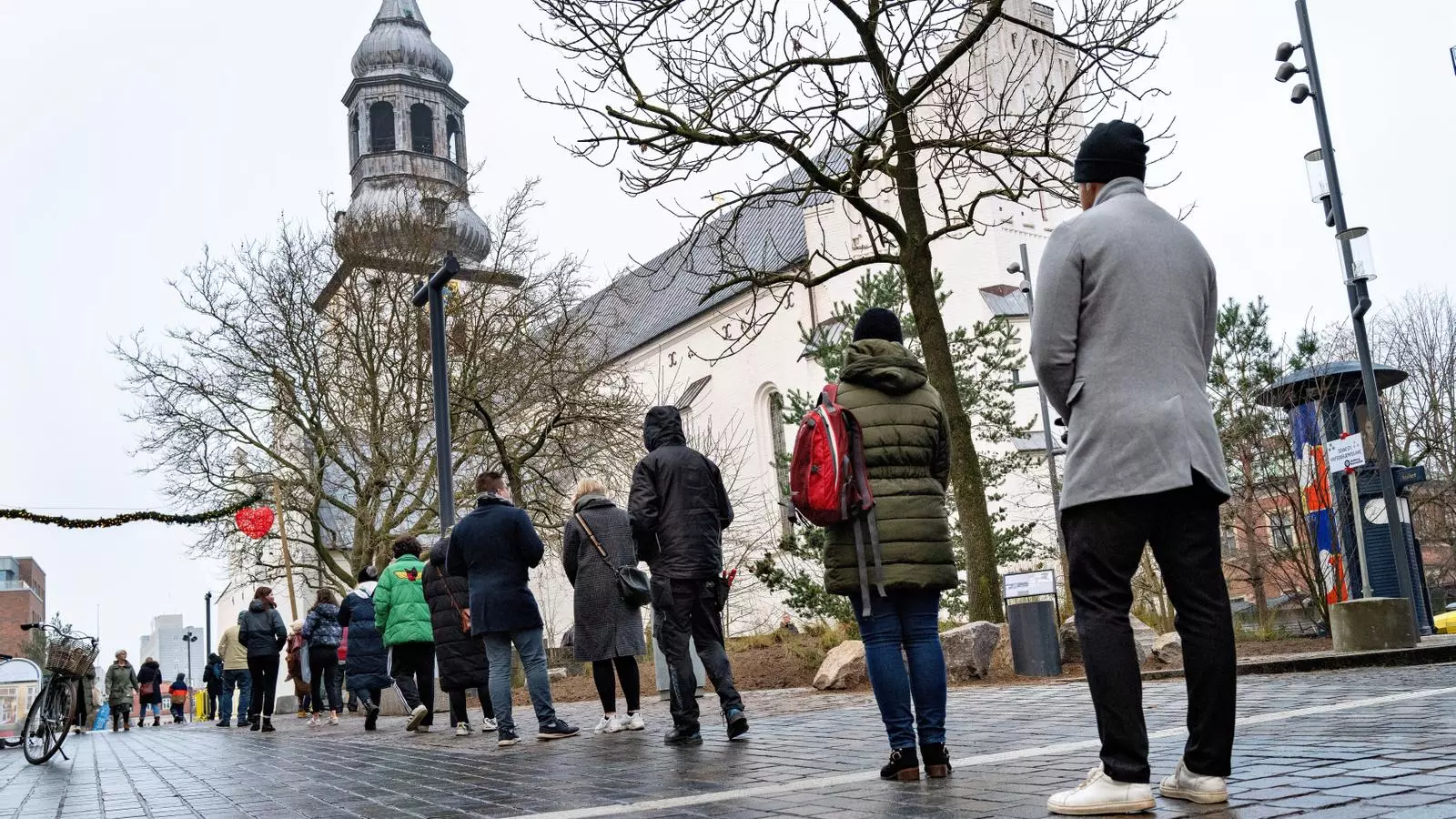 Gente haciendo cola para hacer testos rápidos en el centro de Aalborg en Dinamarca