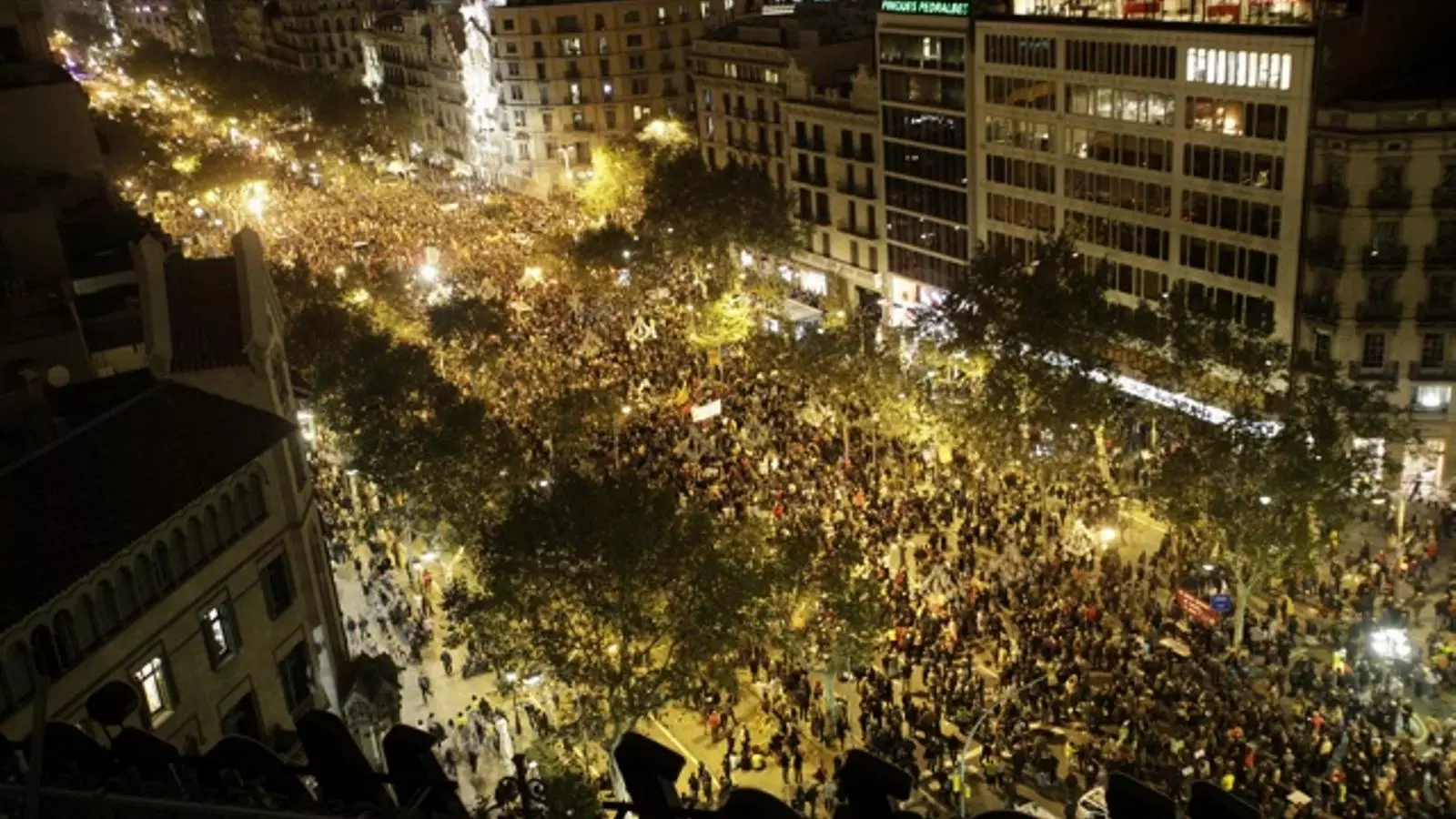 Vista de la manifestació des de l'hotel Majestic / MANOLO GARCÍA
