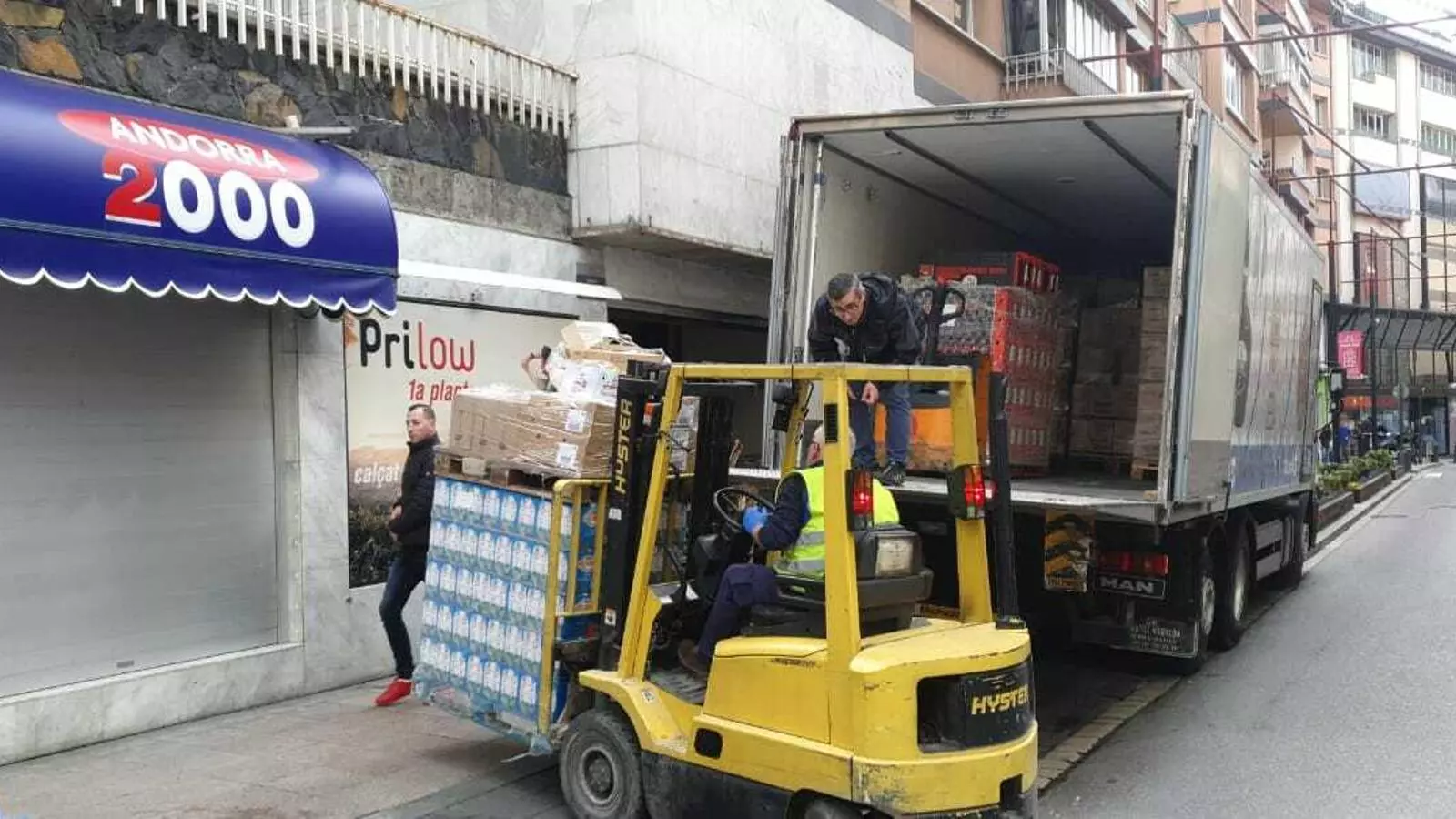 Entrega de subministraments a un supermercat d'Andorra la Vella. / Andorra 2000