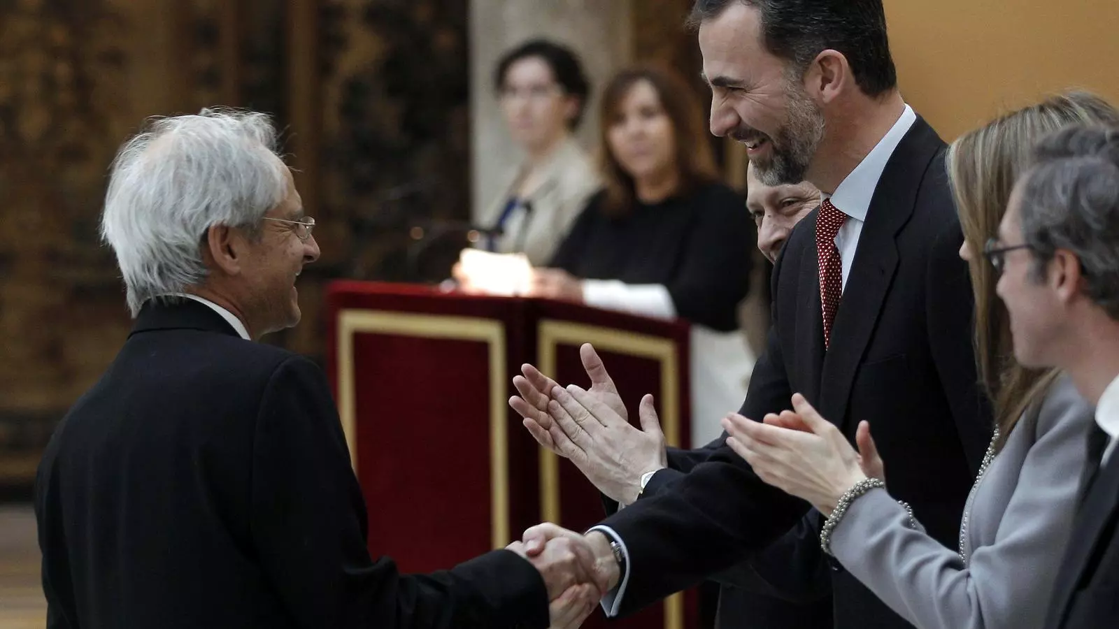 El príncep d'Astúries felicita el dibuixant Andrés Rábago "El Roto", després de fer lliurament del Premi Nacional d'Il·lustració dels 'Premios Nacionales' de Cultura corresponents als anys 2011 i 2012, durant una cerimònia celebrada avui al Palau del Pardo / EFE