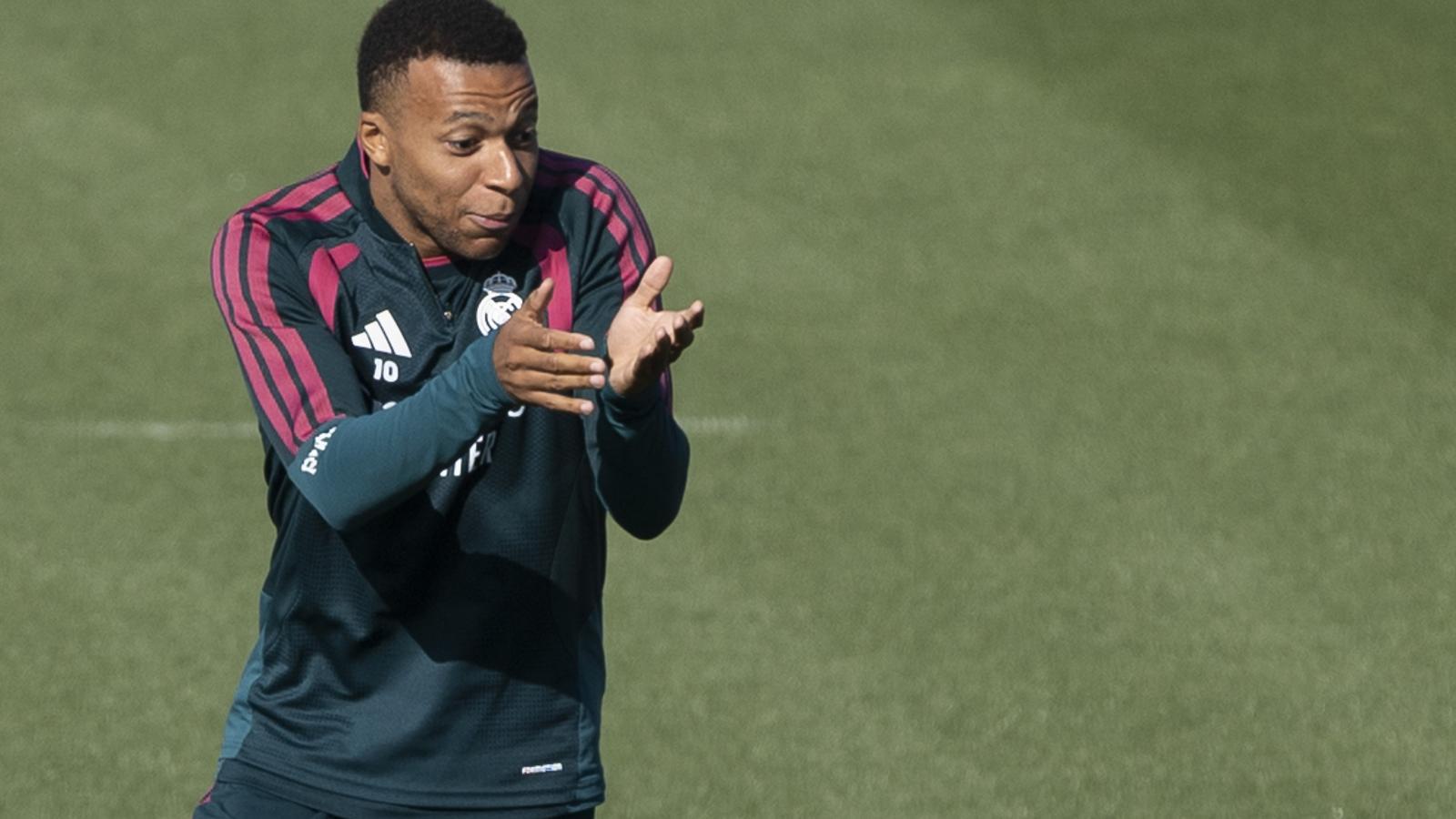 Kylian Mbappé durante un entrenamiento con el Real Madrid