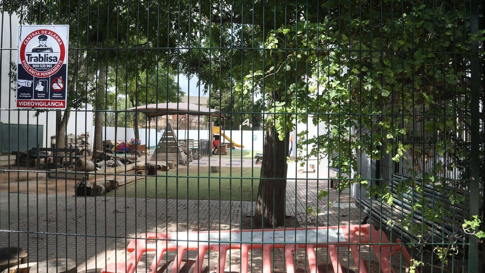Die Terrasse des CEIP Maria Antònia Salvà, leer.