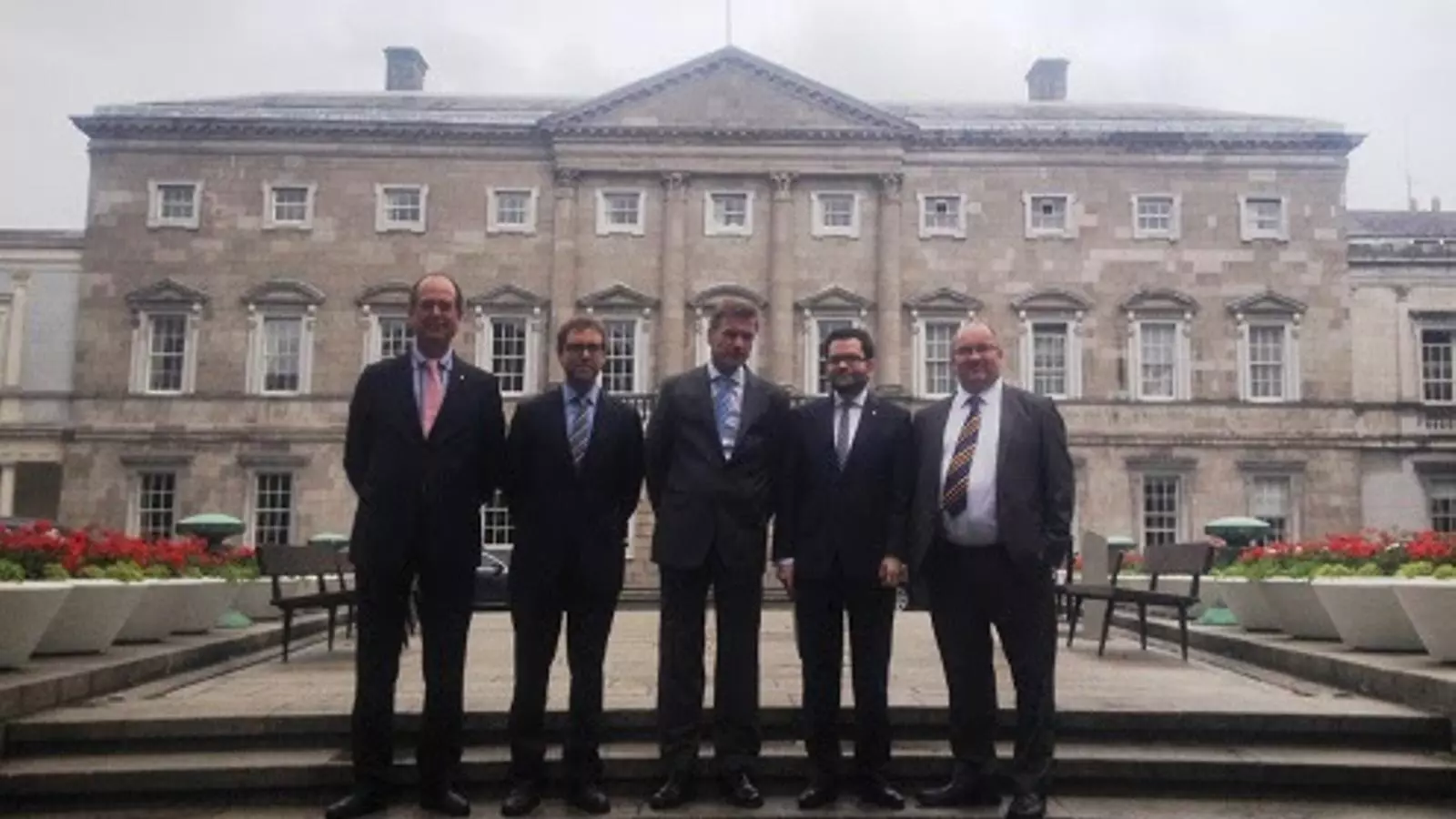El secretari d'Afers Exteriors del Govern, Roger Albinyana, i el secretari general de Diplocat, Albert Royo, compareixen en audiència en el parlament irlandès
