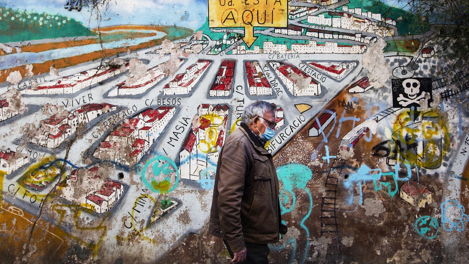 Un home al barri de Can Sant Joan, a Montcada i Reixach