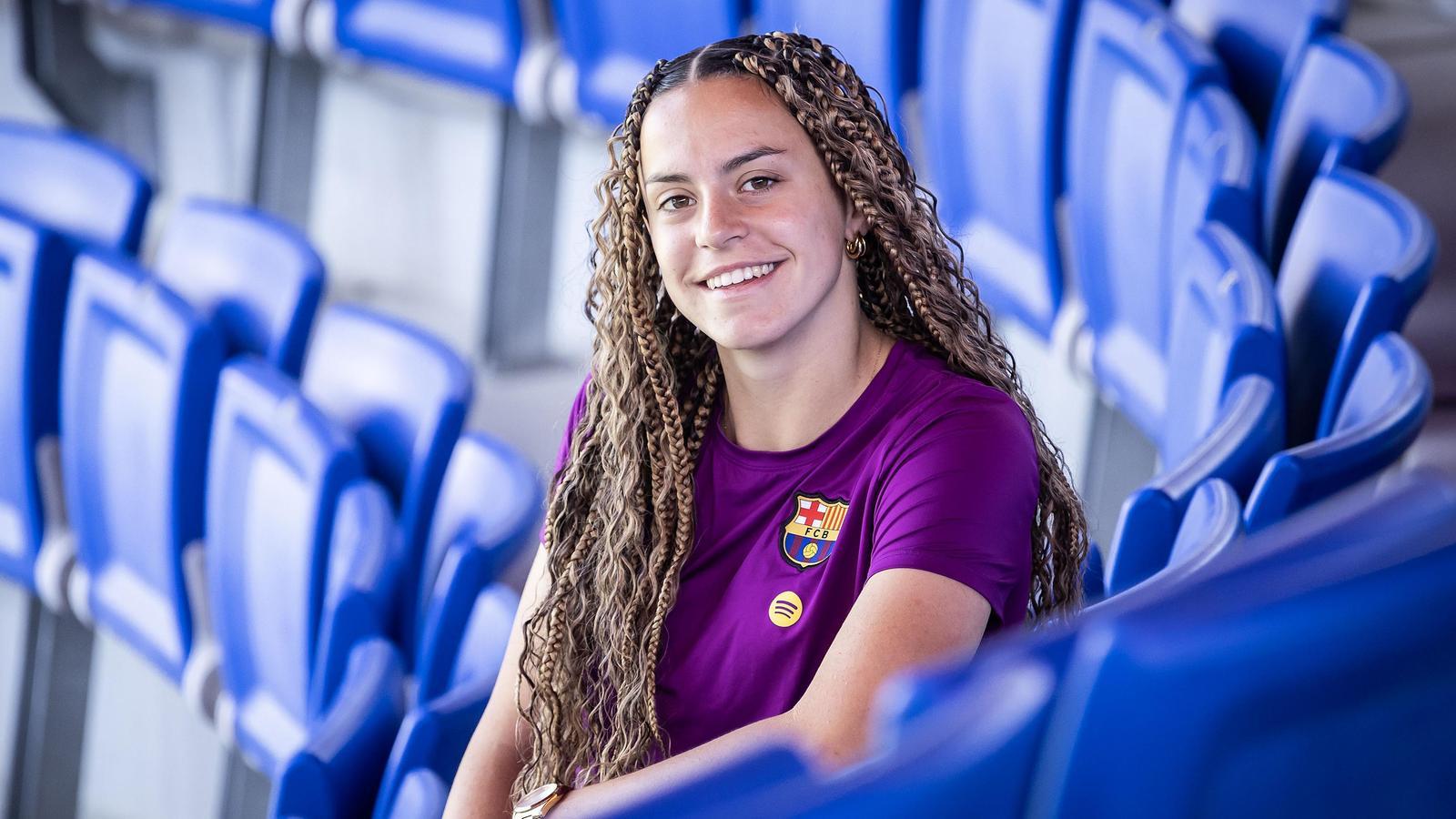 Clara Serrajordi posa para el ARA en las gradas del estadio Johan Cruyff