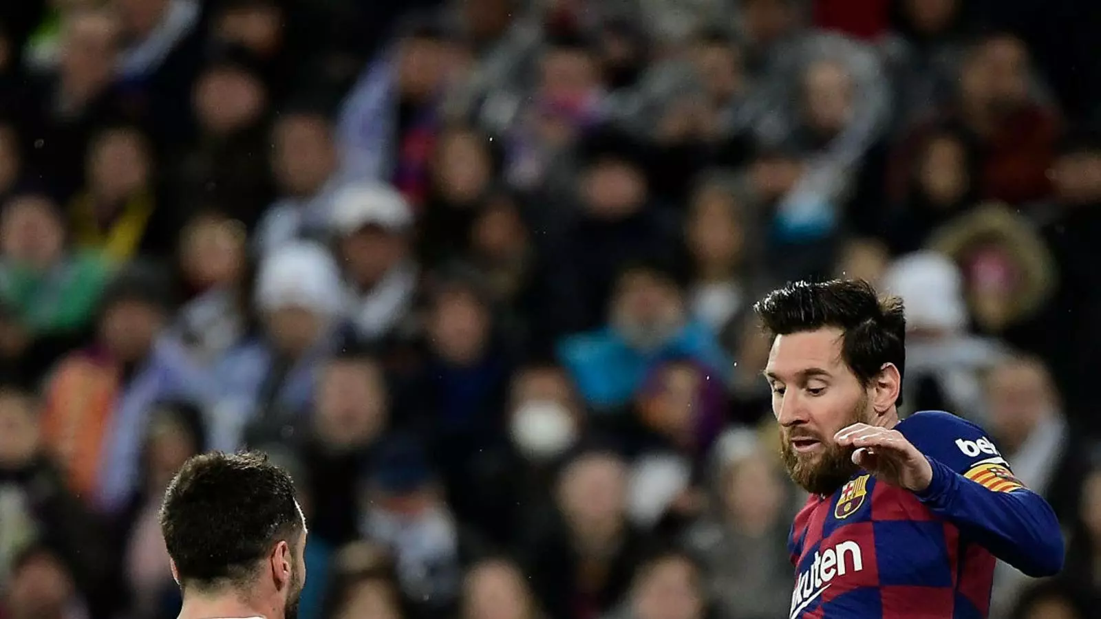 Lionel Messi, que va encadenar cinc partits sense poder marcar contra el Reial Madrid, topant amb el lateral Dani Carvajal durant la primera part del partit.
