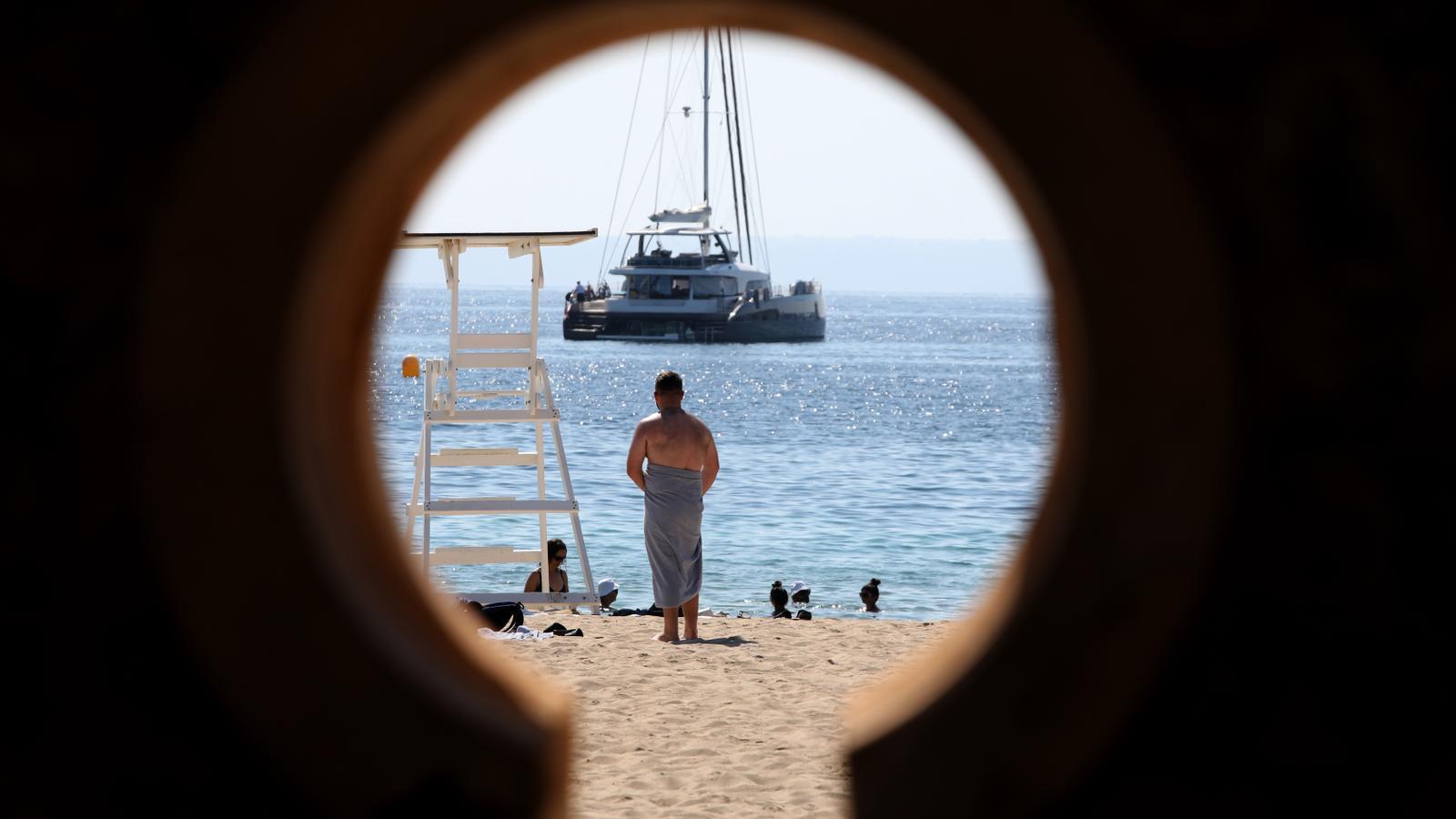 Through the keyhole, through the cat's hole