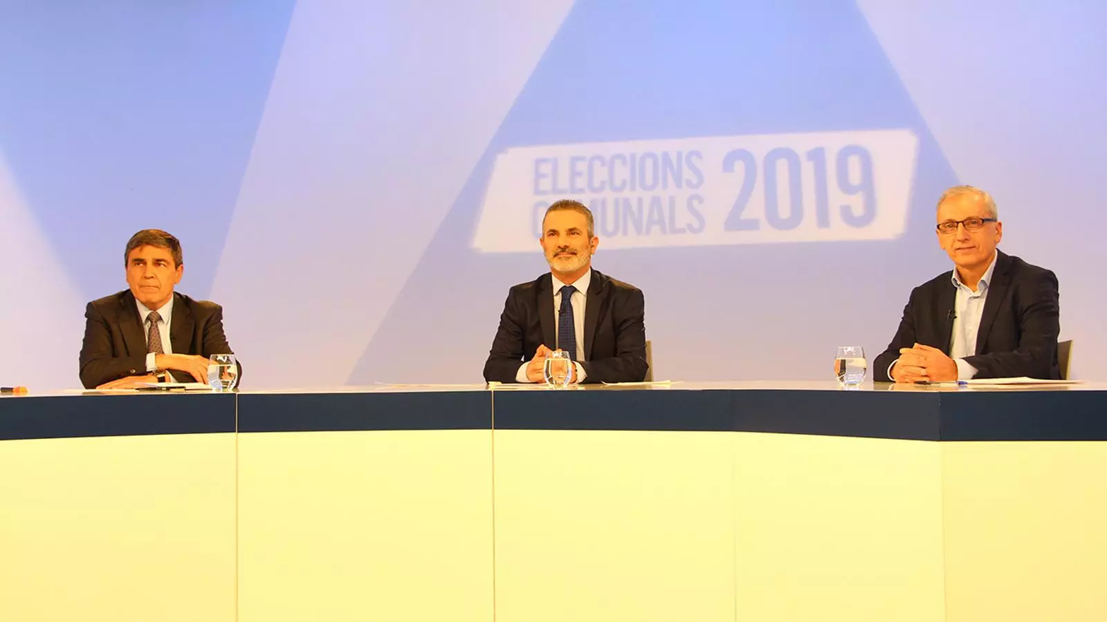 El candidat d'Objectiu Comú, Albert Torres; el moderador, Jordi Cama i el candidat de Demòcrates + Independents, Francesc Camp, moments abans de l'inici del debat. / M. F.