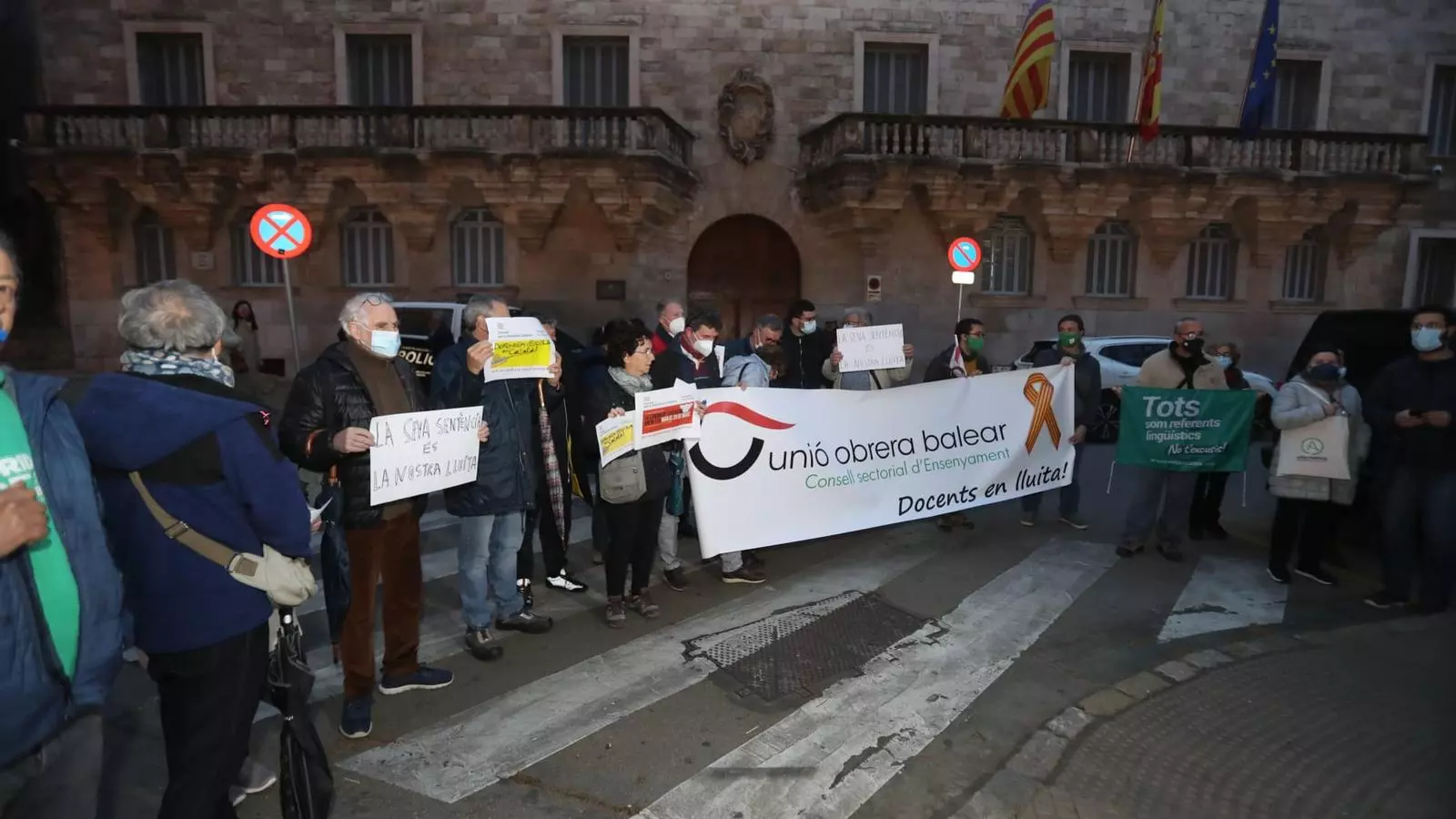Manifestants davant l'Audiència de Palma