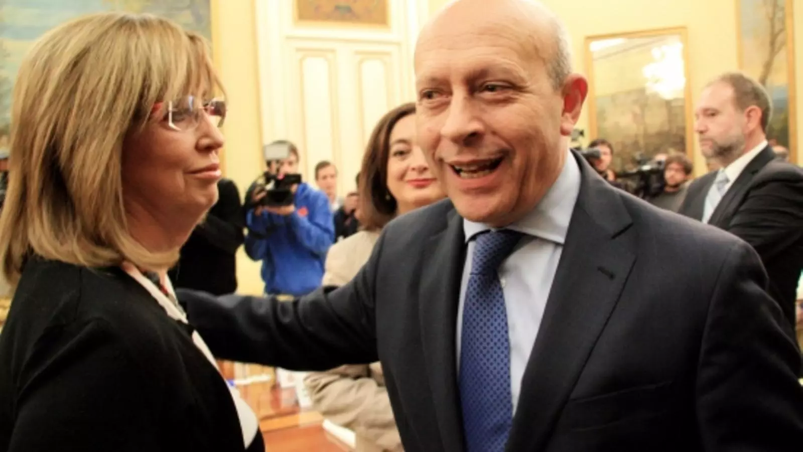 La consellera d'Ensenyament, Irene Rigau, saluda el ministre d'Educació, José Ignacio Wert. / ACN