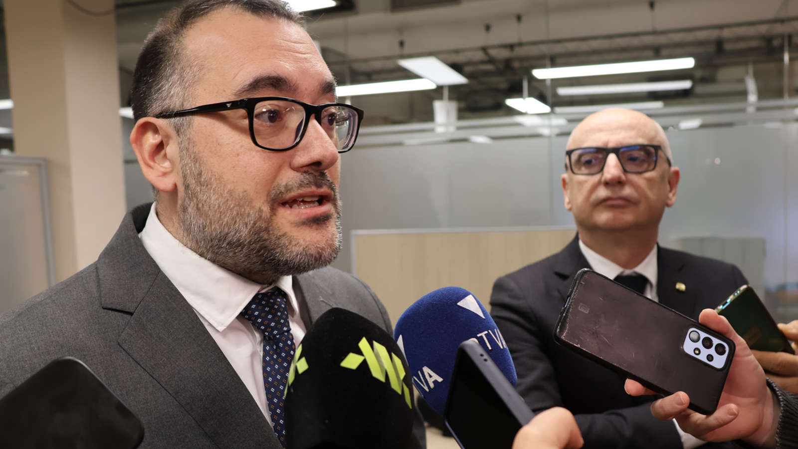 El ministre de Finances, Ramon Lladós, i director del departament de Tributs i Fronteres, Carles Ferreira, durant roda de premsa.