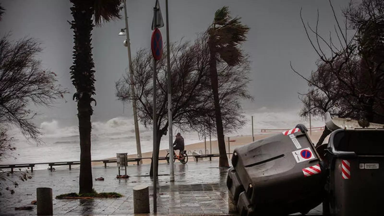 Passeig Marítim de Barcelona durant el temporal Glòria