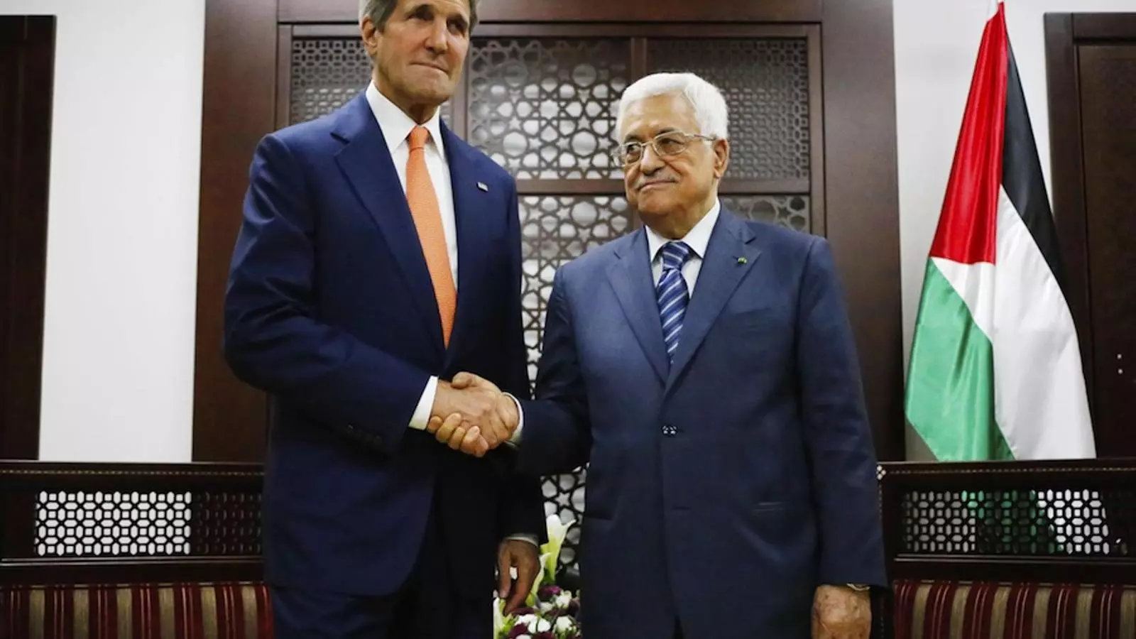 El secretari d'estat d'EUA, John Kerry, dóna la mà al líder palestí Mahmoud Abbas. / AFP PHOTO