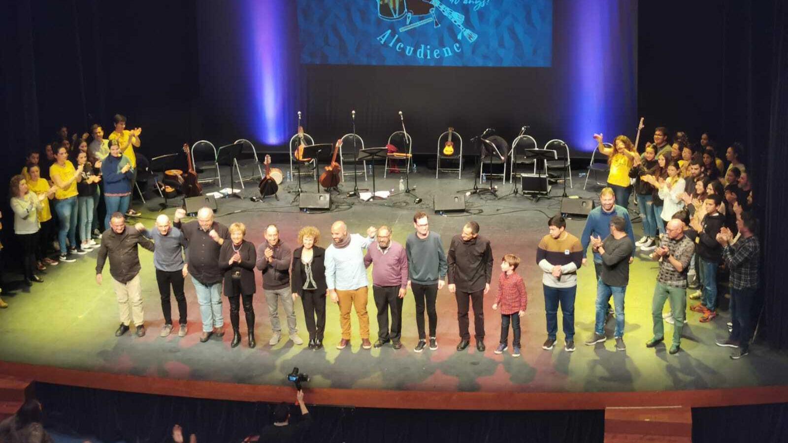 Actuals i antics membres del grup cultural durant l'acte dels 40 anys.