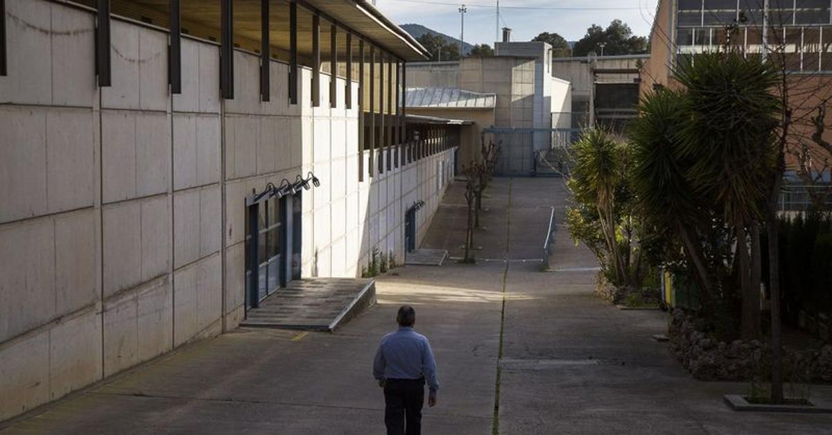 Man arrested for smuggling cell phones and drugs into Brians 1 prison ...