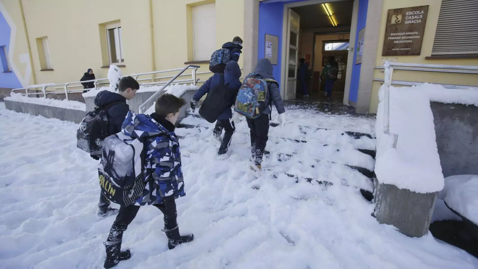 Nens entrant a l'escola Casals Gràcia de Manlleu, Osona.