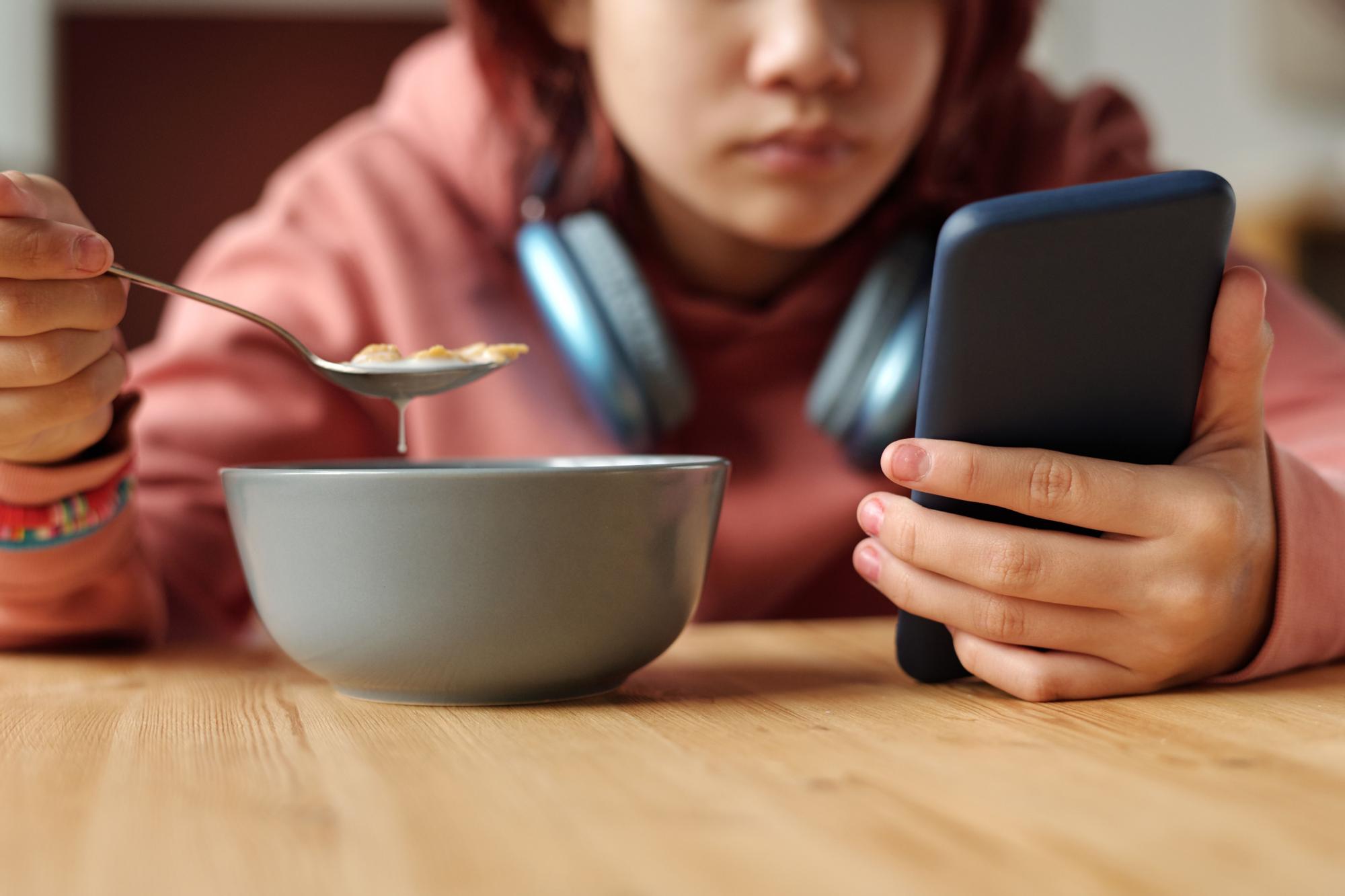 Un adolescent mira el mòbil en una imatge d'arxiu.