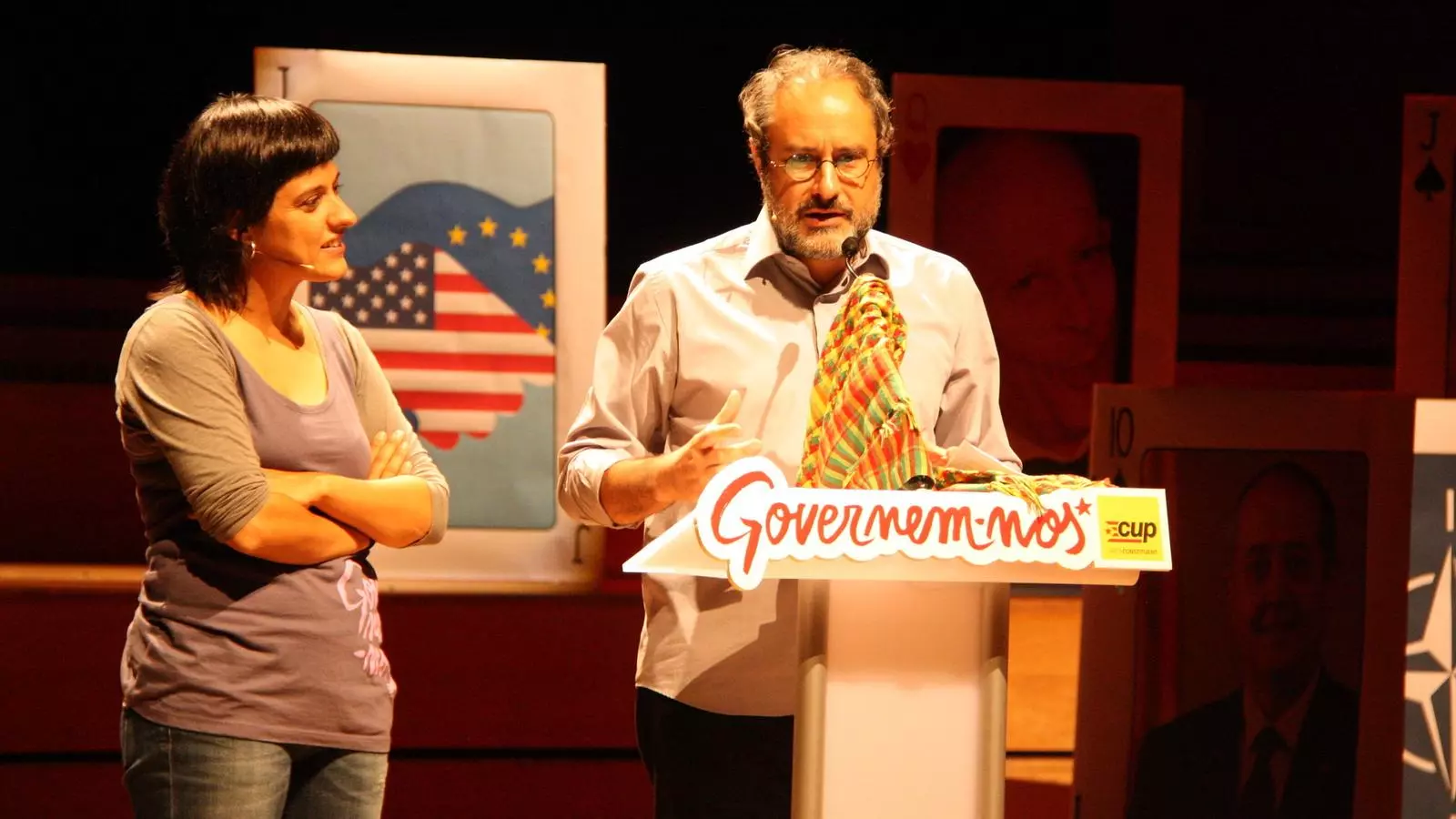 El candidat de la CUP, Antonio Baños, acompanyat per Anna Gabriel, número dos de la candidatura, aquest 20 de setembre durant l'acte central de campanya a l'Auditori de Barcelona / ACN