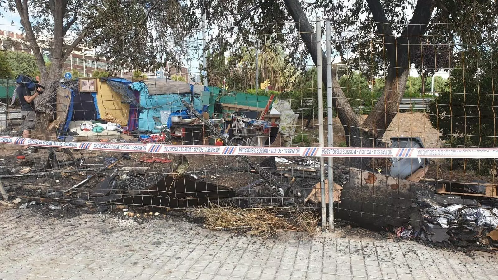 Tres ferits per un incendi en una zona de barraques a Barcelona