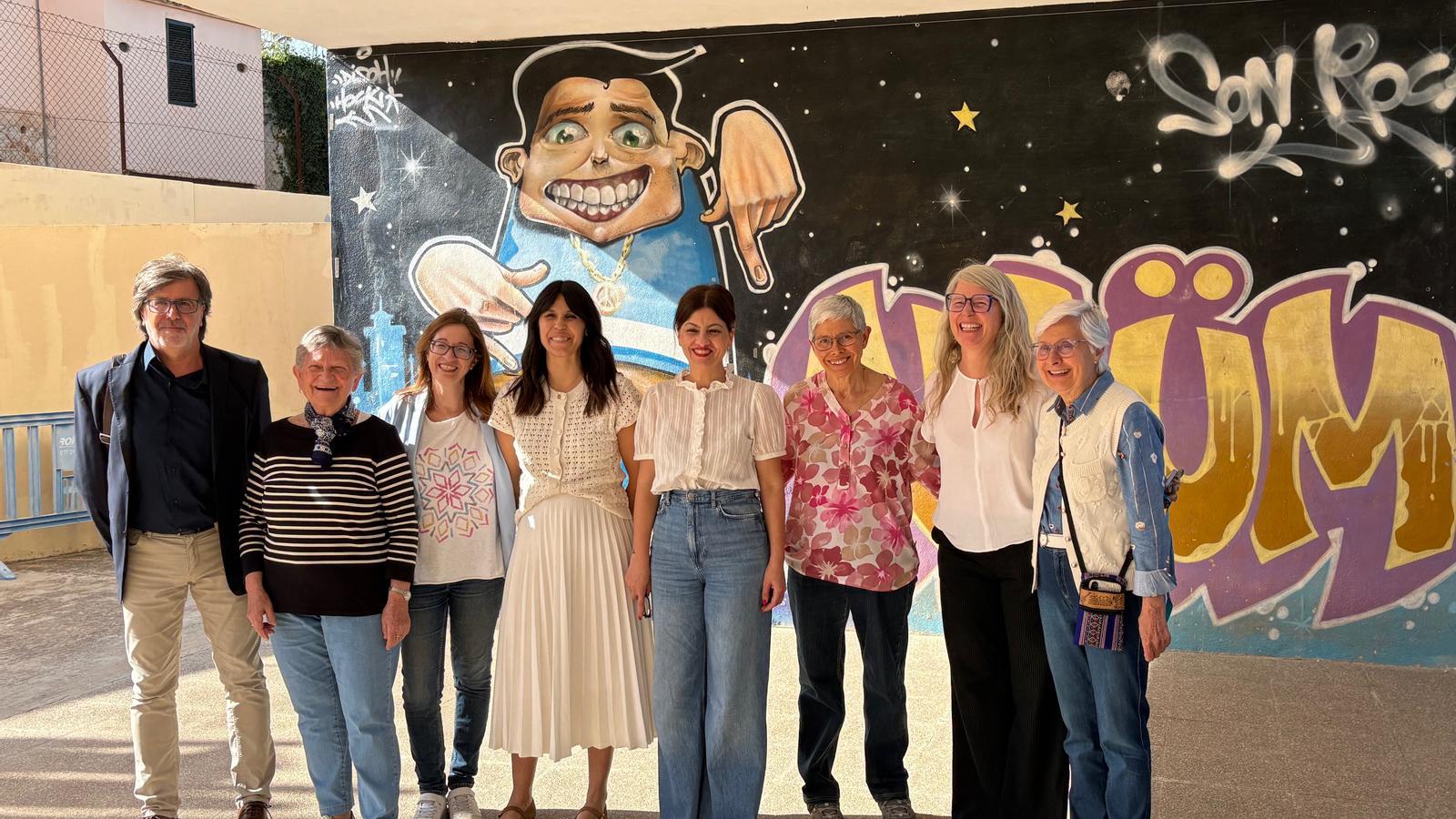 L'equip de Naüm amb la ministra Sira Rego.