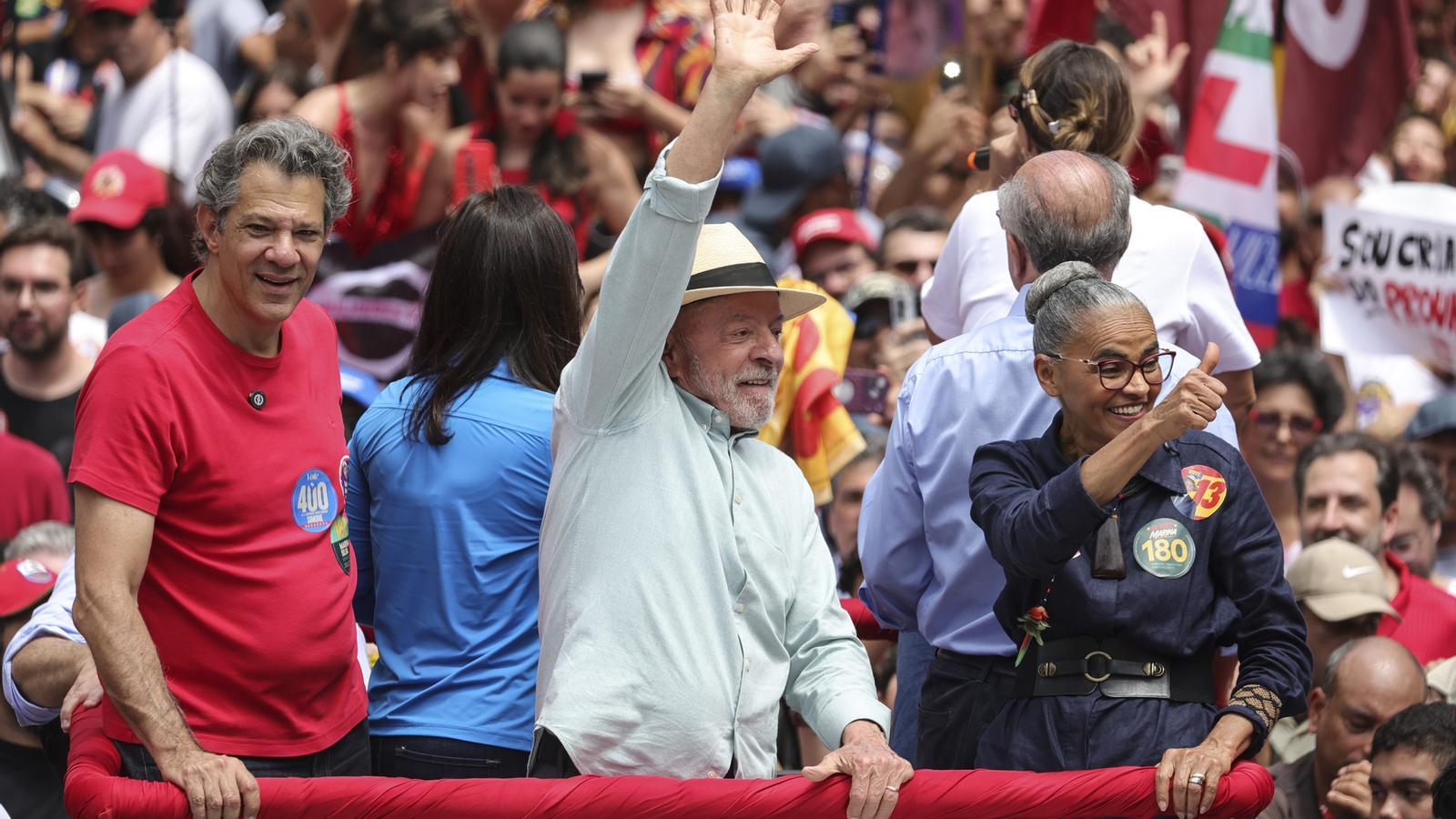Luiz Inácio Lula da Silva en una caravana electoral este sábado, antes de las elecciones presidenciales.
