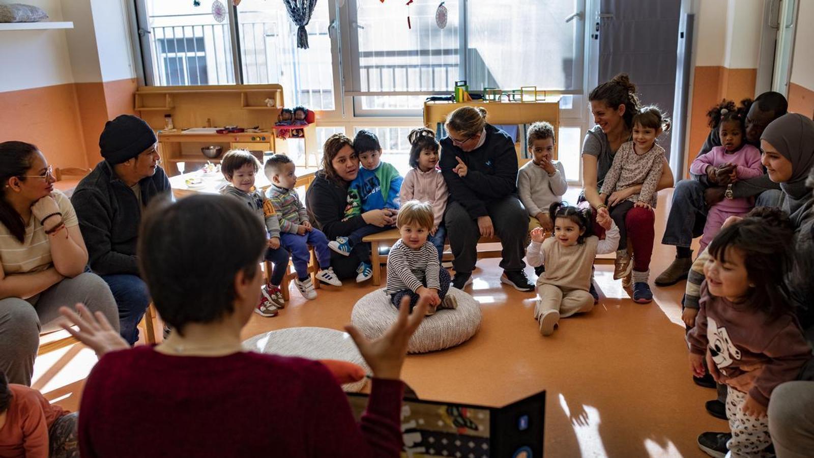 Guardería con padres y alumnos en clase
