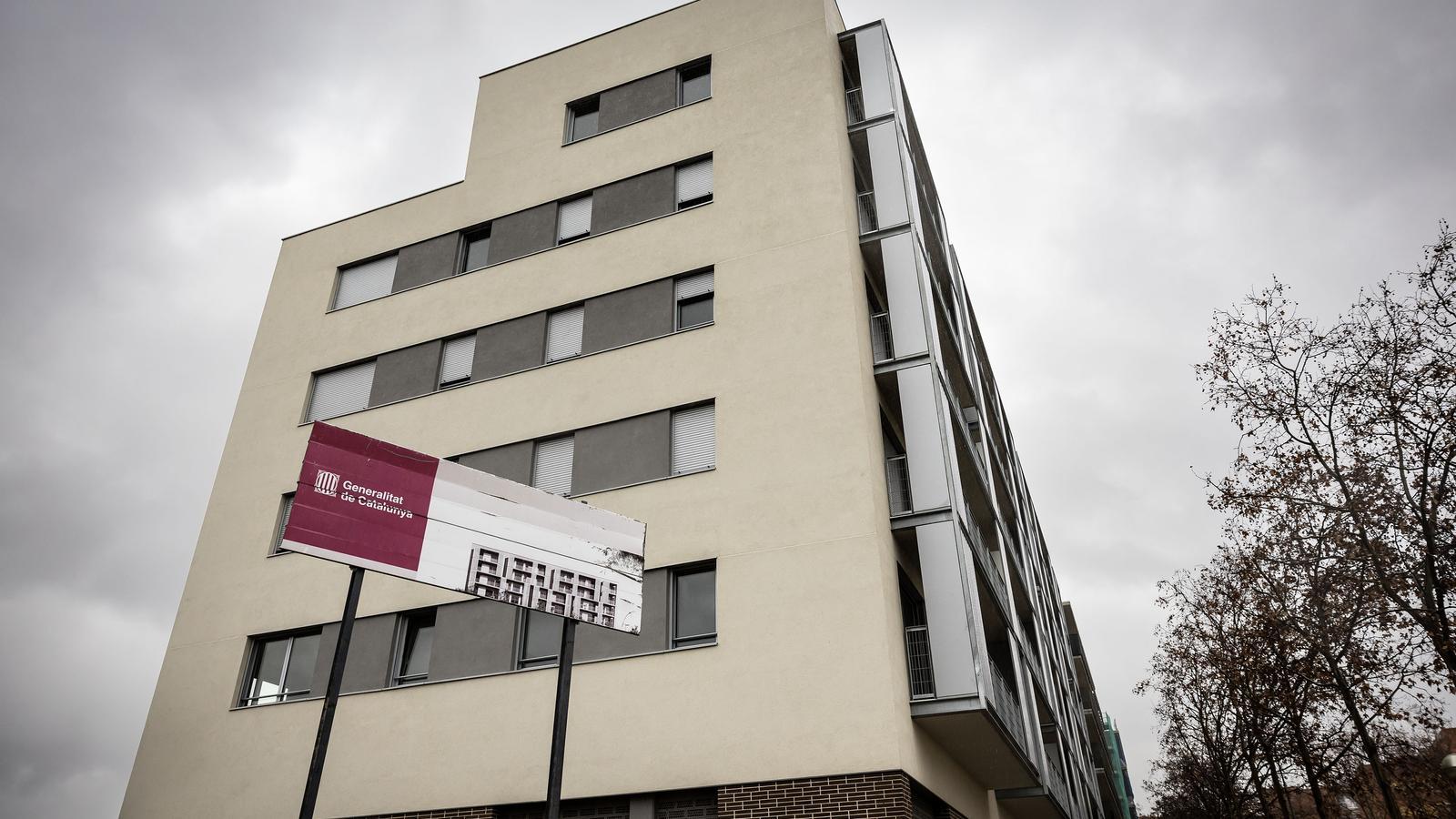 A block of 34 social rental housing units in the Can Llong neighborhood of Sabadell