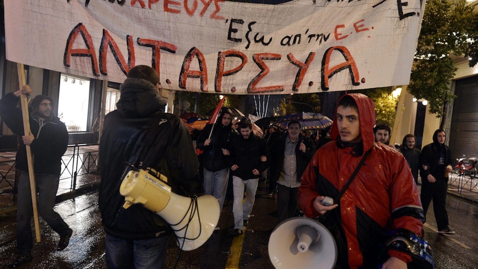 Una pancarta de la coalició anticapitalista Antarsya a la protesta contra Tsipras a Atenes. LOUISA GOULIAMAKI / AFP