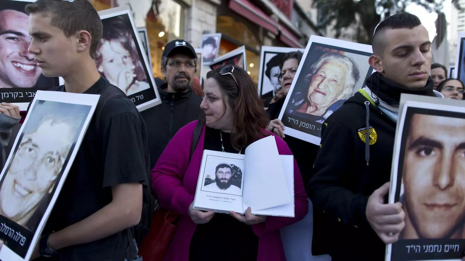 Protesta de familiar de víctimes d'atemptats en contra de l'alliberament de presos palestins. EFE