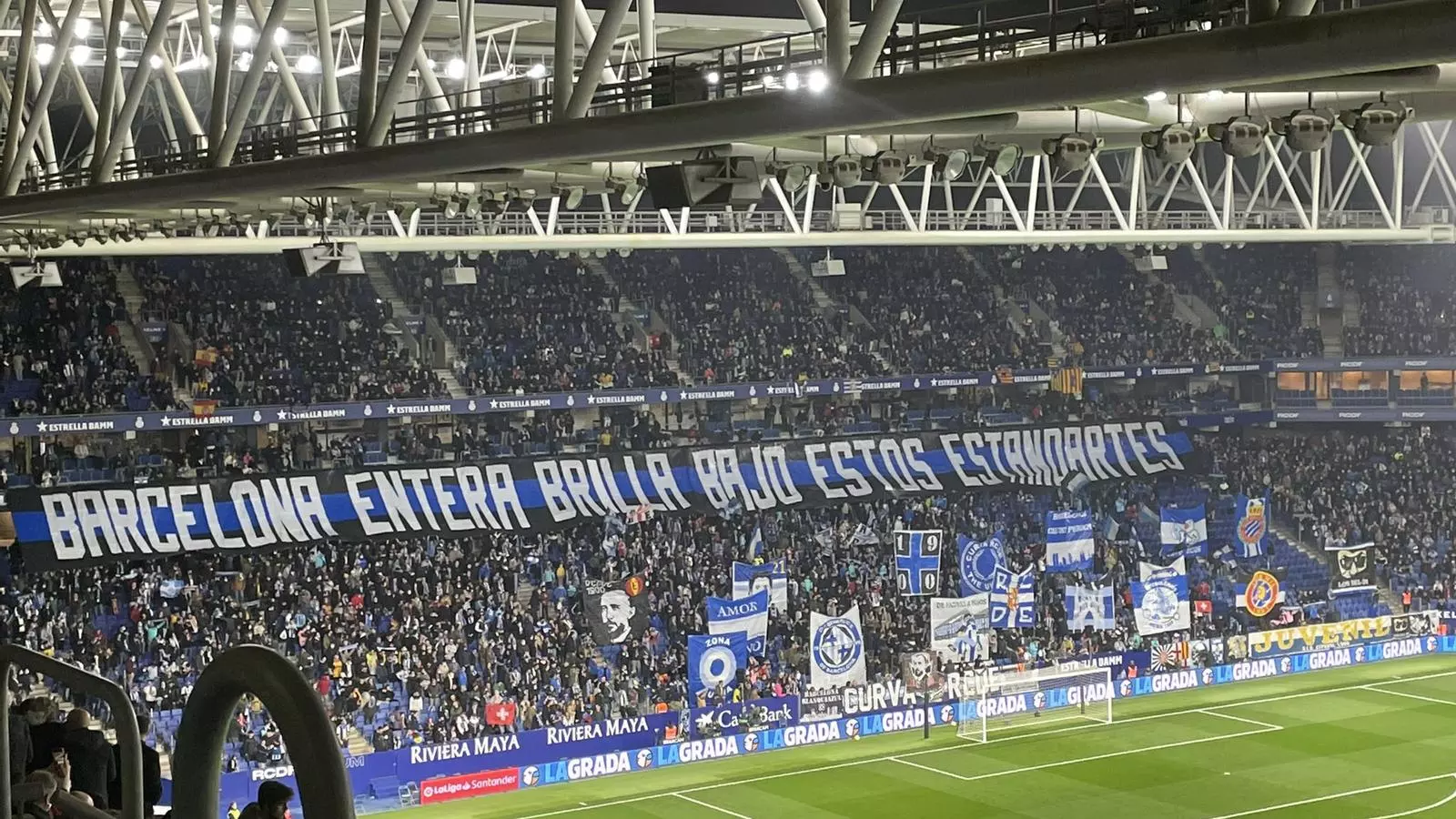Pancarta a l'RCDE Stadium abans del derbi entre Espanyol i Barça