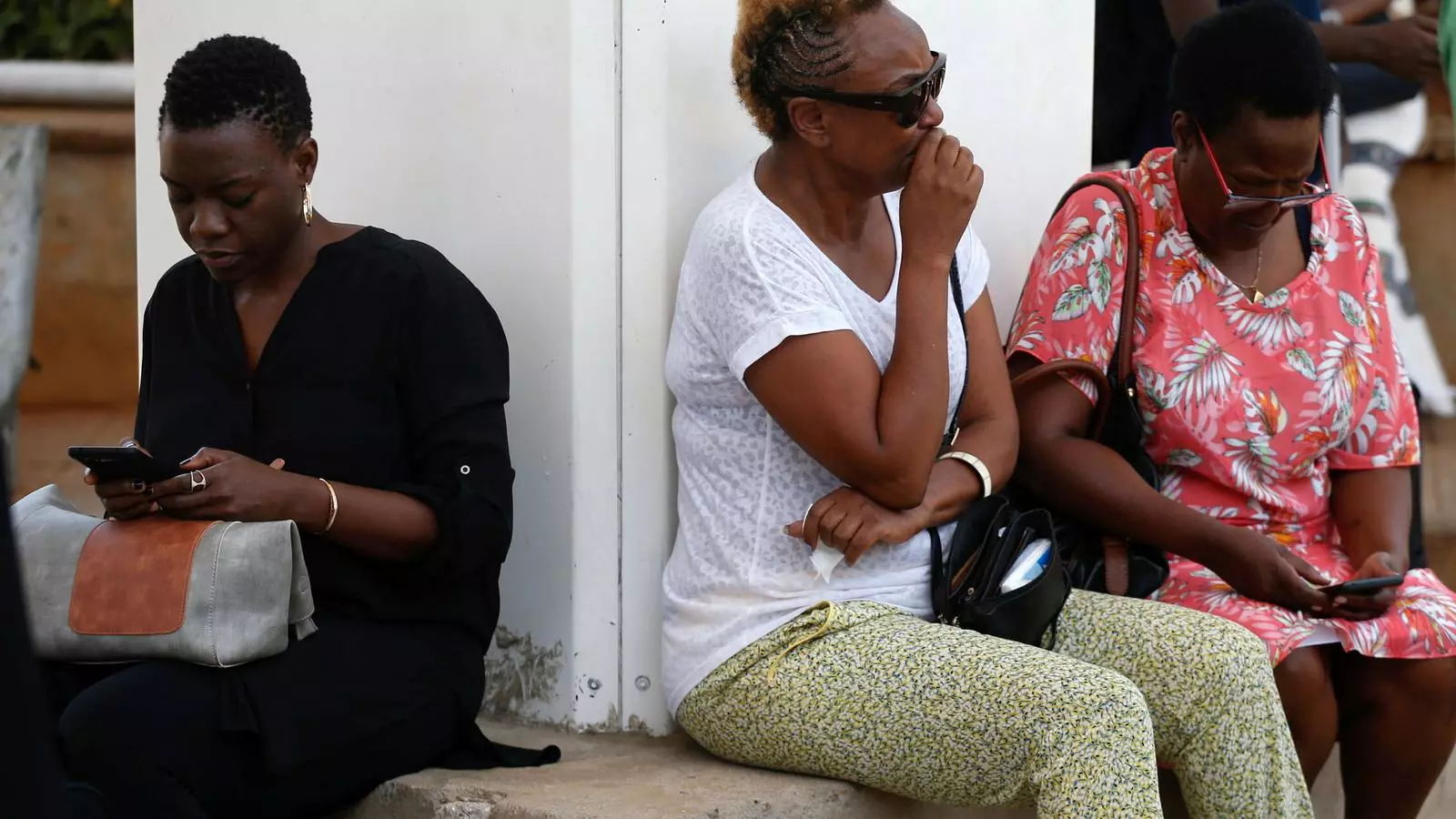 Familiars dels passatgers de l'avió sinistrat esperant notícies a l'aeroport de Nairobi