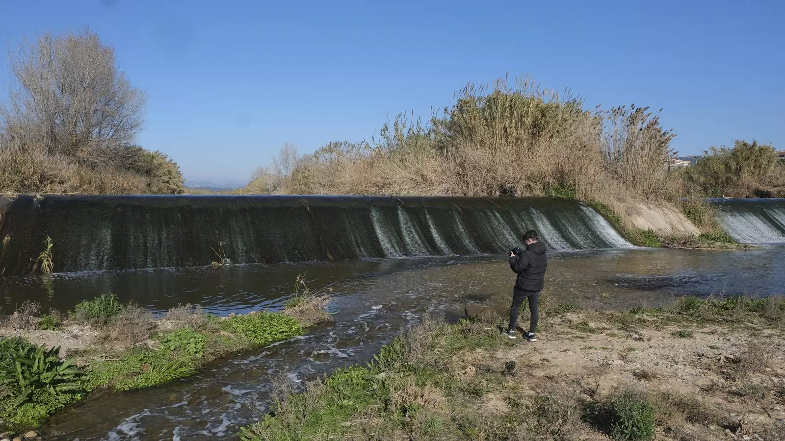 El punt de Molins de Rei on s'aboca l'aigua regenerada al curs del riu Llobregat