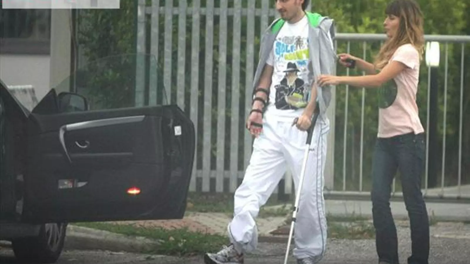 Kubica, sortint del centre on fa la rehabilitació.