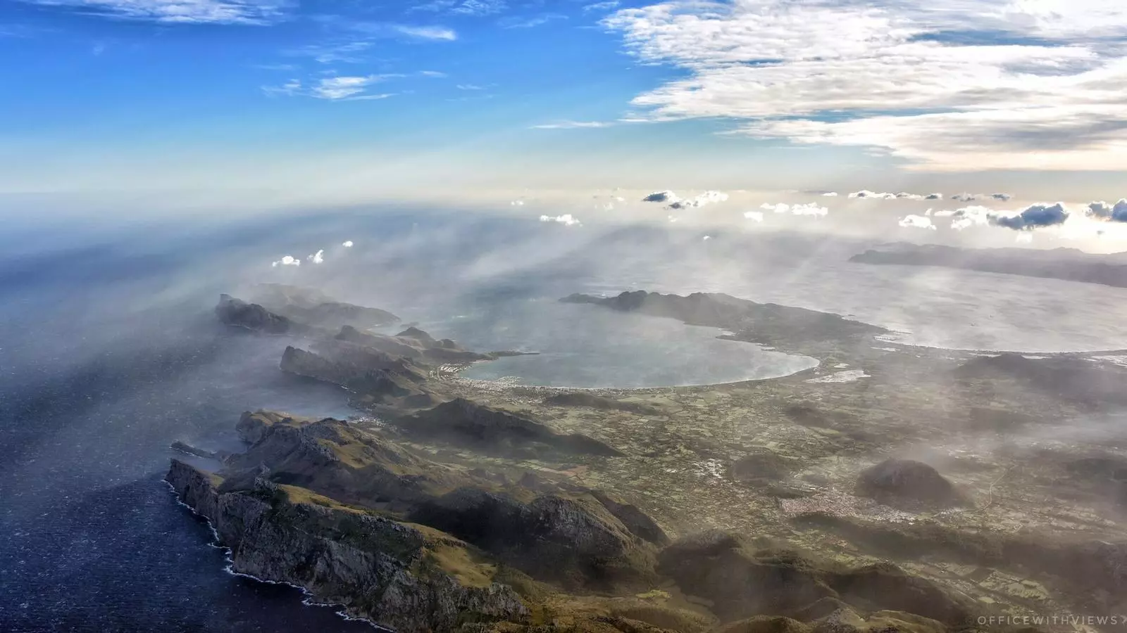 Fotografia aèria de la badia de Pollença afectada per les fortes ratxes de vent