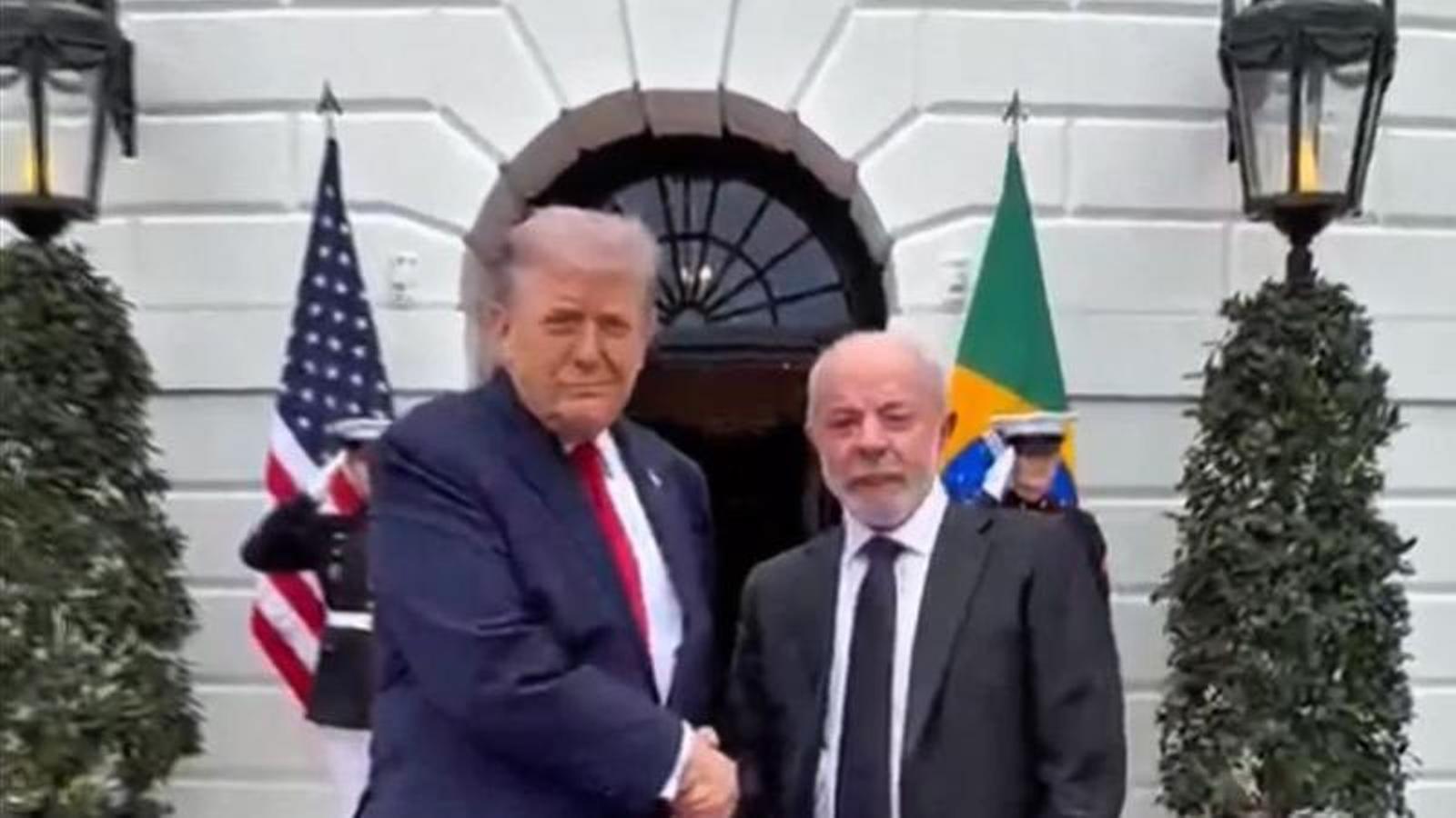 Screenshot taken from the official X account of @LulaOficial showing the President of the United States, Donald Trump, greeting his counterpart from Brazil, Luiz Inácio Lula da Silva, during his visit to the White House this Thursday.