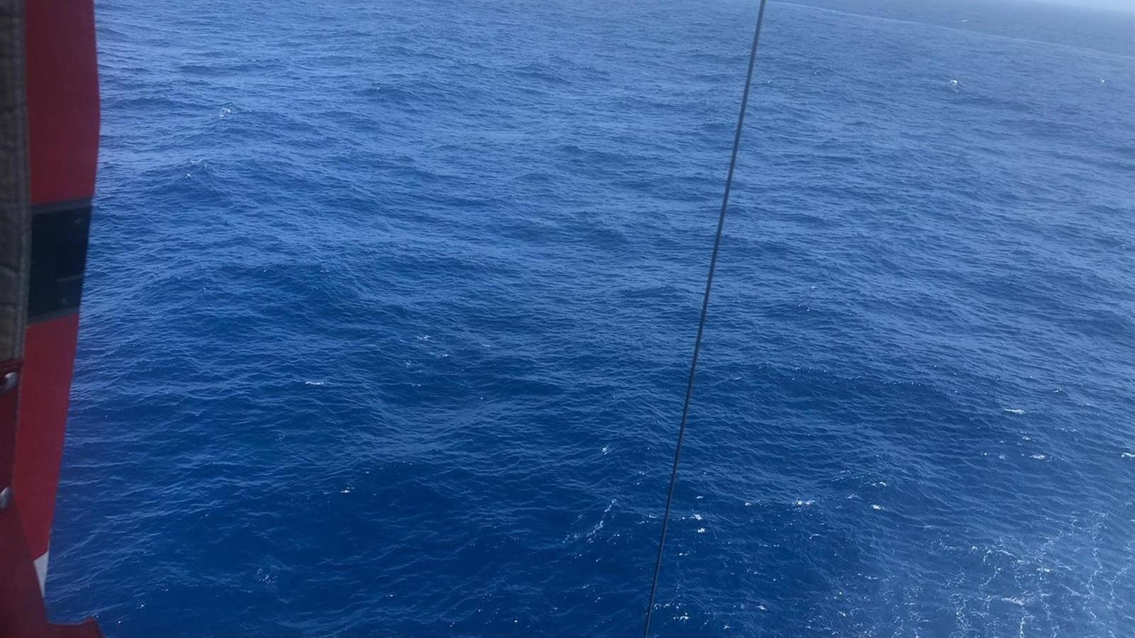 Un moment del rescat de la barca neumàtica, que portava només una única supervivent