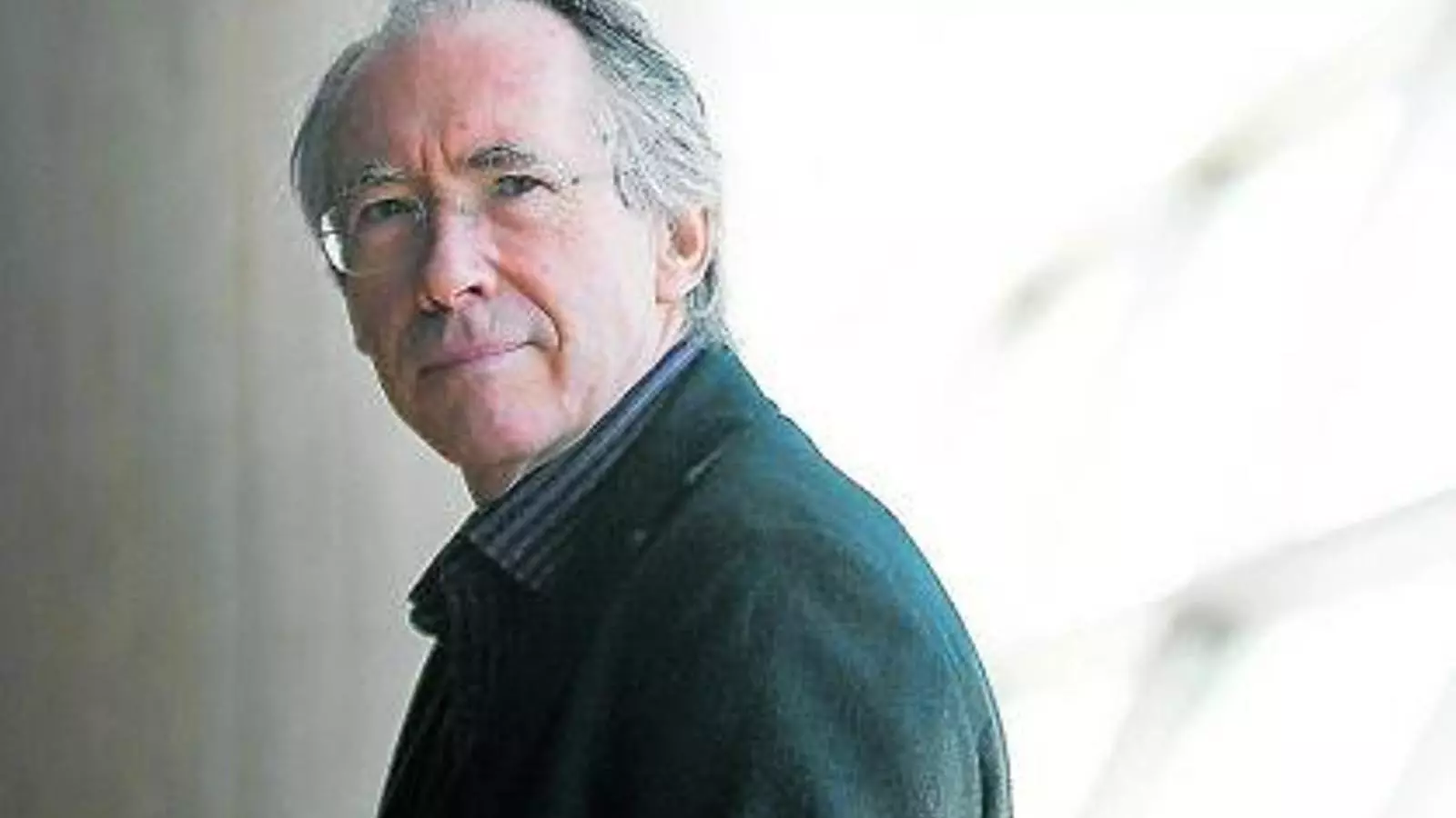 LA NARRATIVA D'IAN MCEWAN ÉS PODEROSA, IMPREVISIBLE, MORDAÇ I D'UNA GRAN INTEL·LIGÈNCIA. AMB 'OPERACIÓ CARAMEL' HA ESCRIT UNA HISTÒRIA D'ESPIES QUE SATIRITZA EL MÓN LITERARI EN LA DÈCADA DELS SETANTA