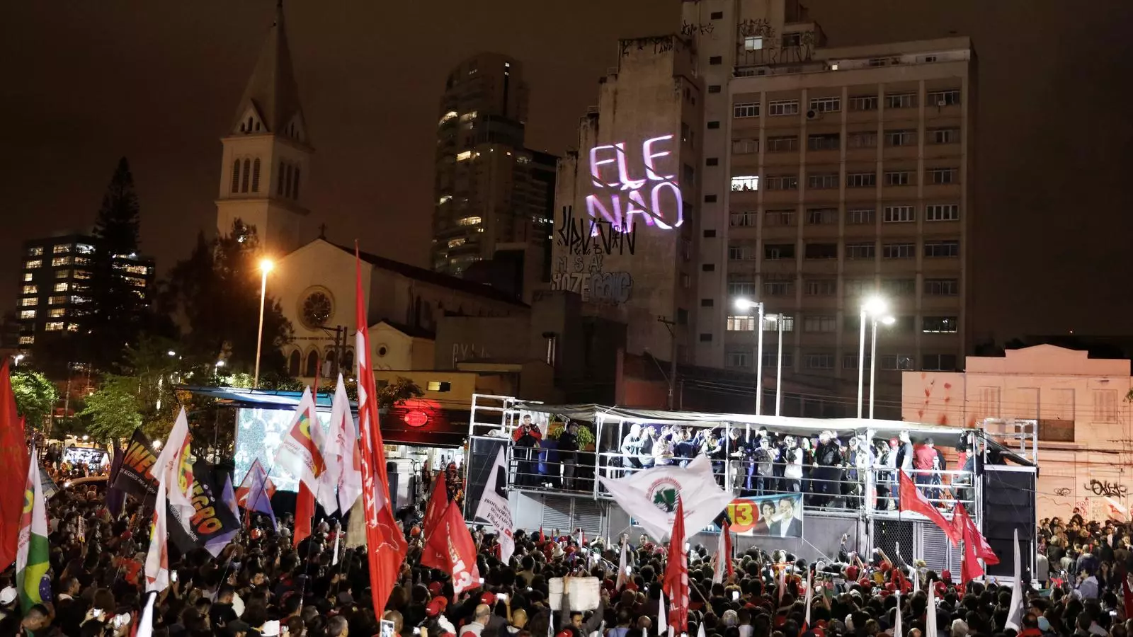 Manifestació de partidaris de Haddad sota el lema 'Ell, no' en referència al candidat ultradretà Bolsonaro, a São Paulo