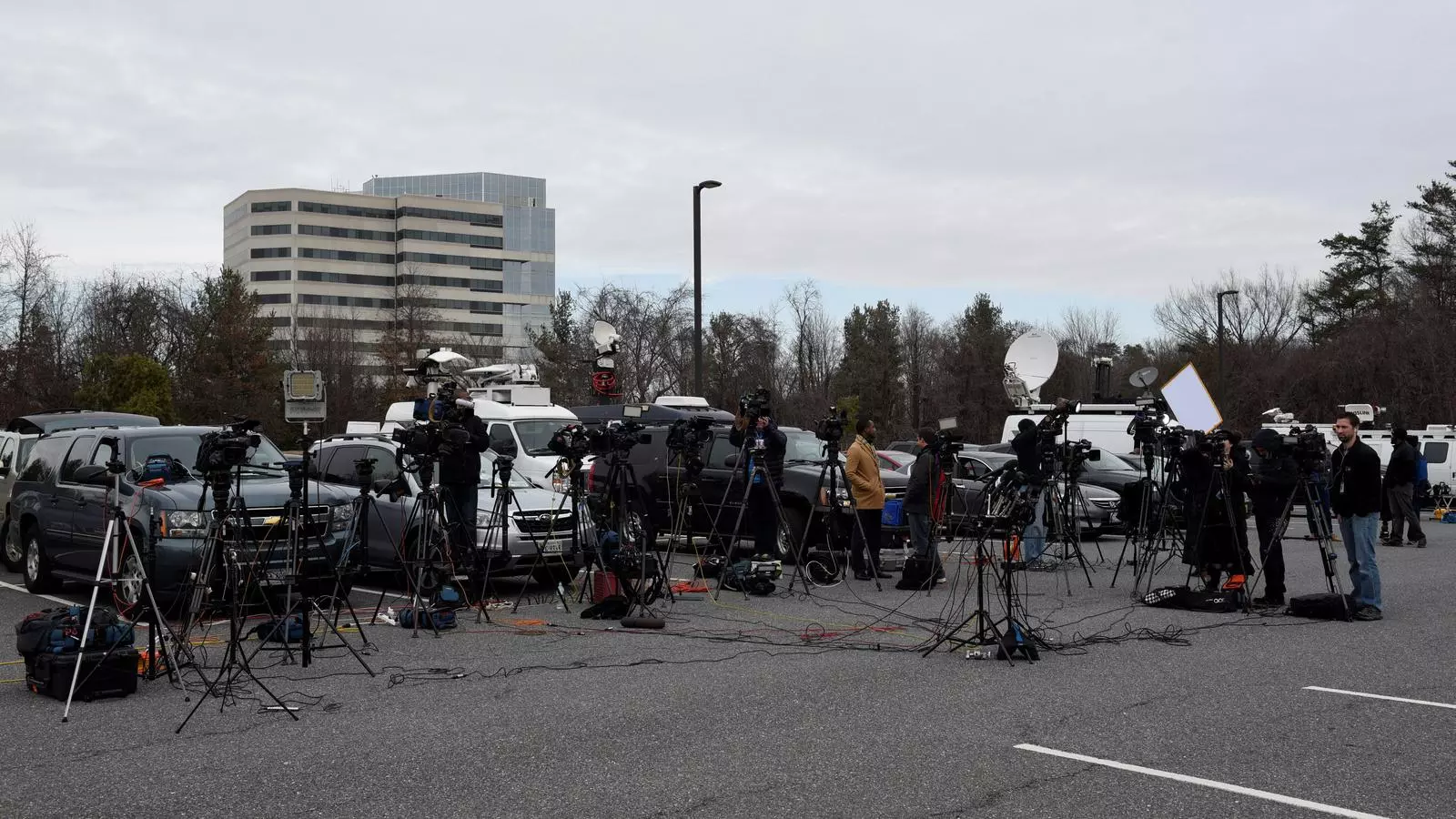 Mitjans de comunicació fent fotos des de fora de la NSA